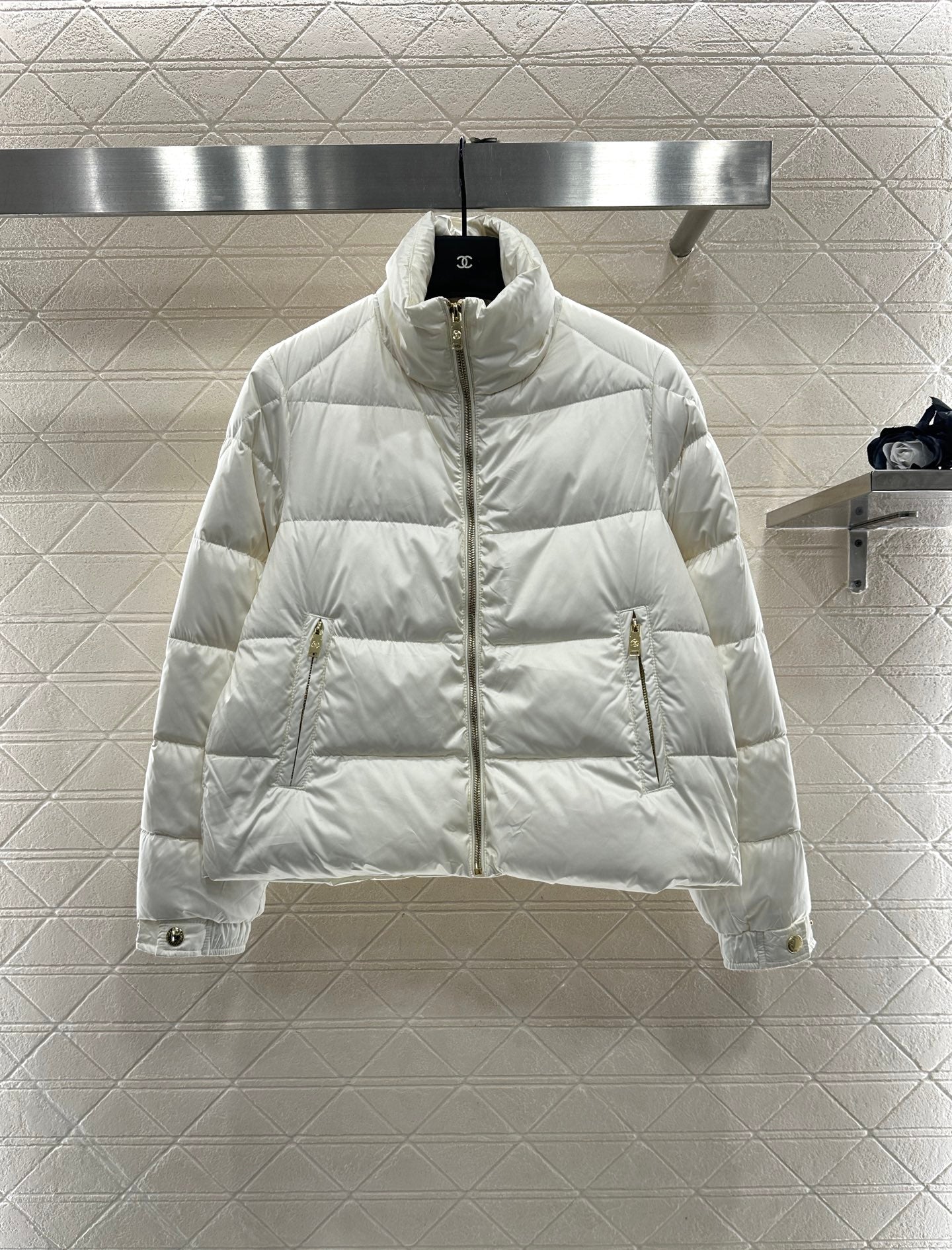 Embossed stand up collar down jacke