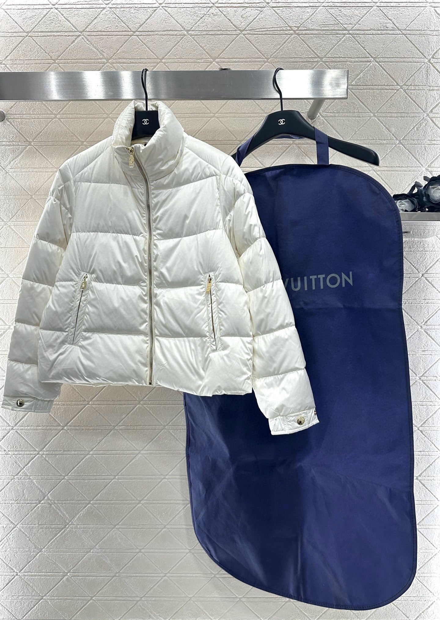 Embossed stand up collar down jacke