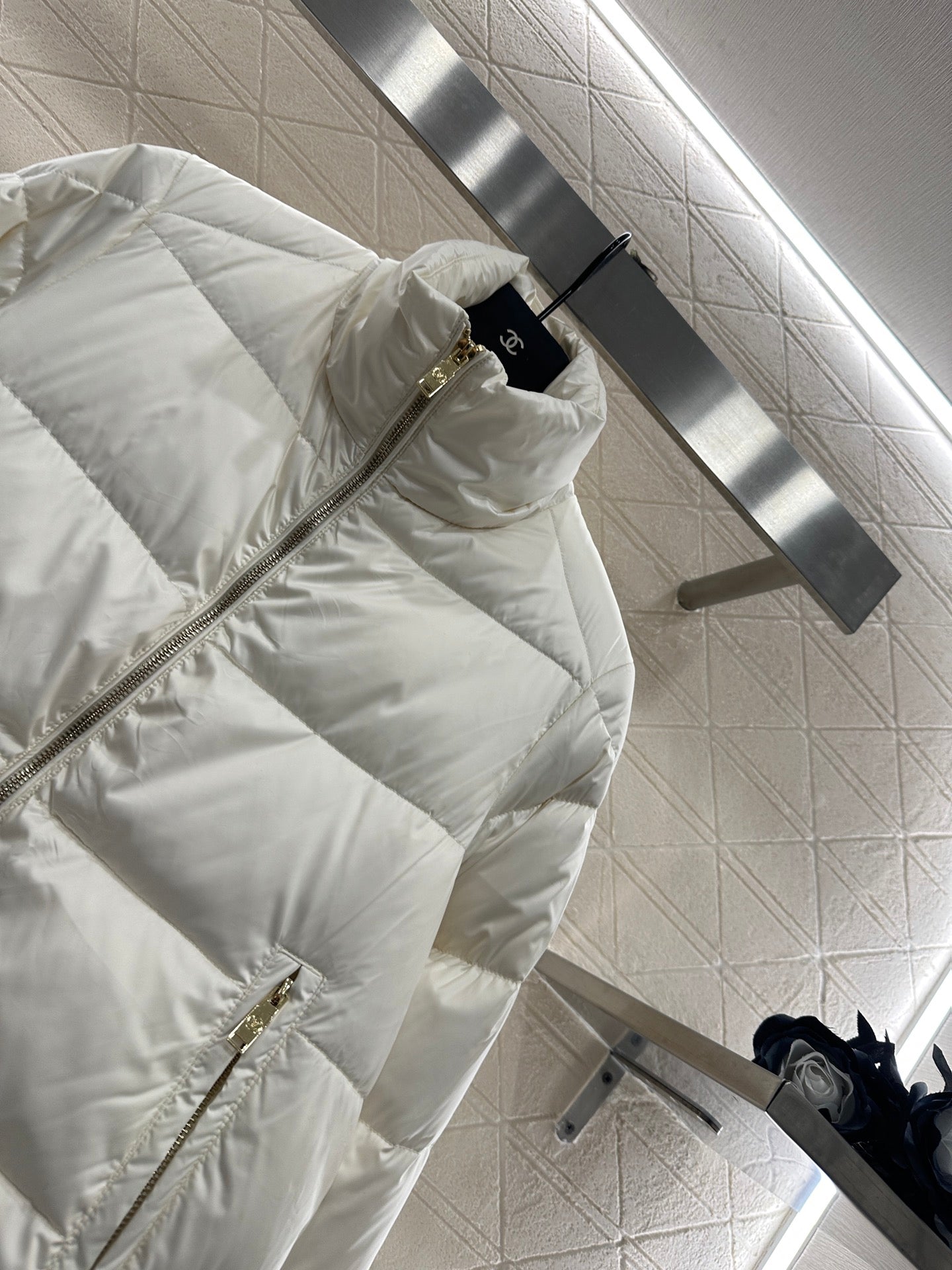 Embossed stand up collar down jacke