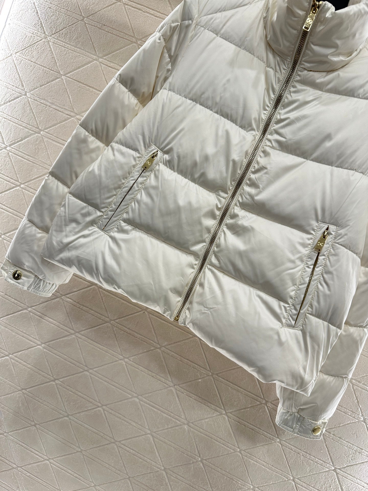 Embossed stand up collar down jacke