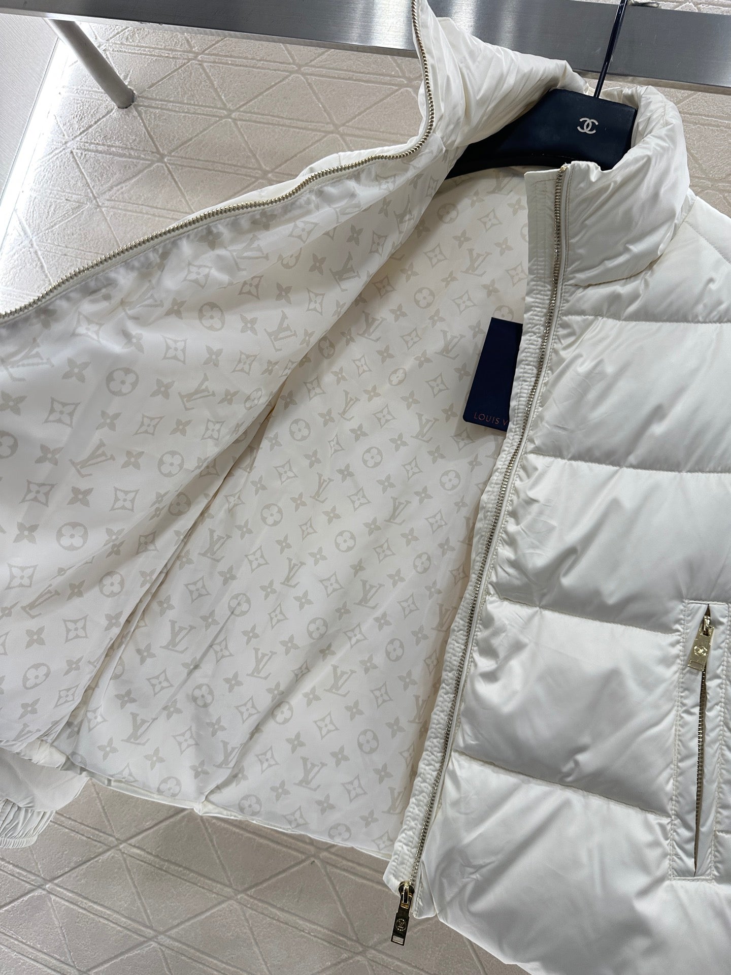 Embossed stand up collar down jacke