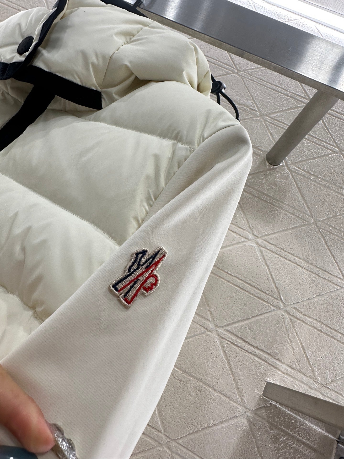 Splicing hooded down jacket