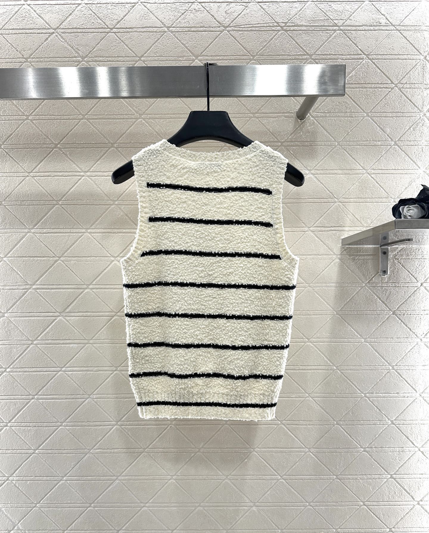 Round neck knitted striped vest