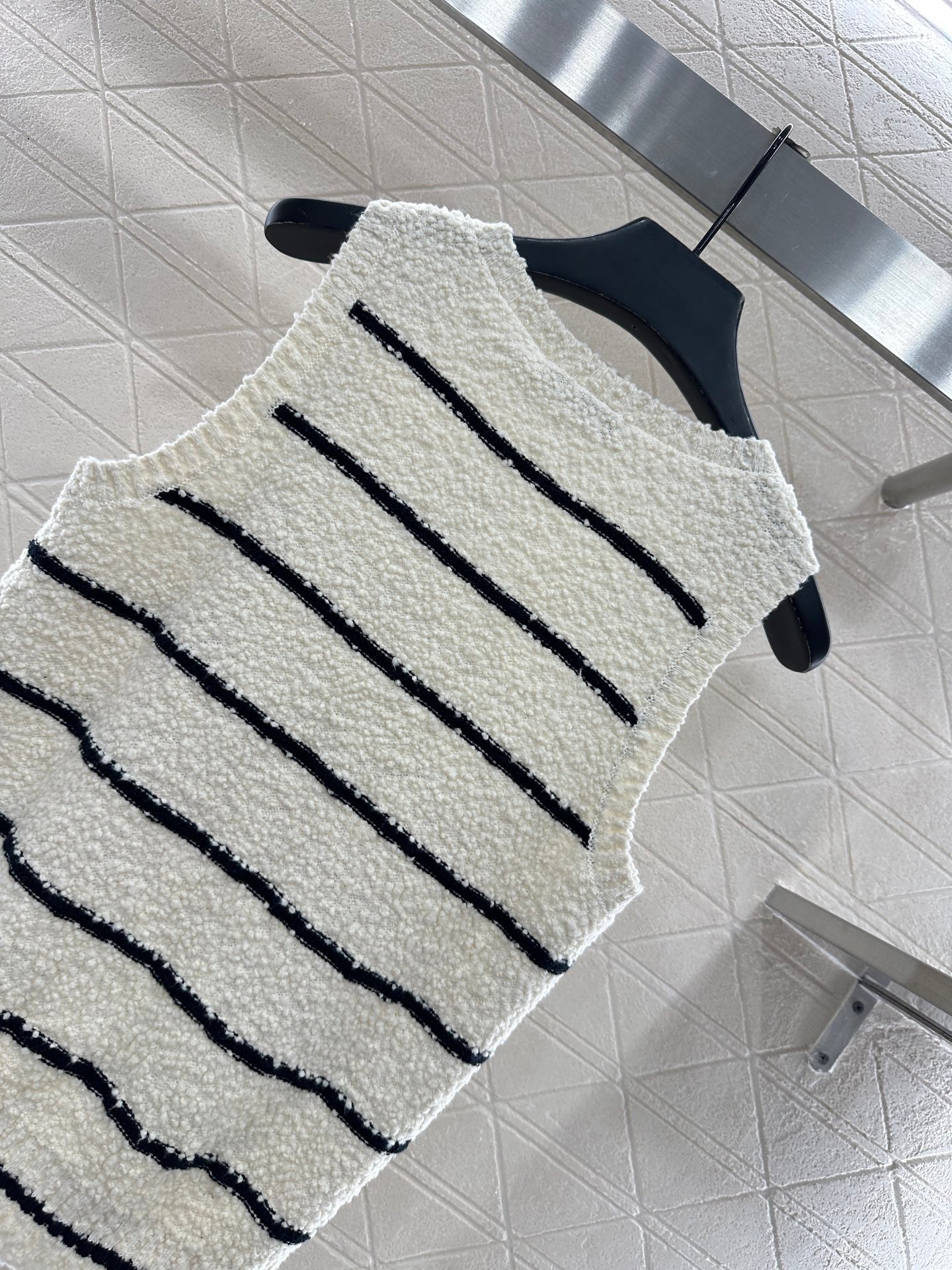 Round neck knitted striped vest