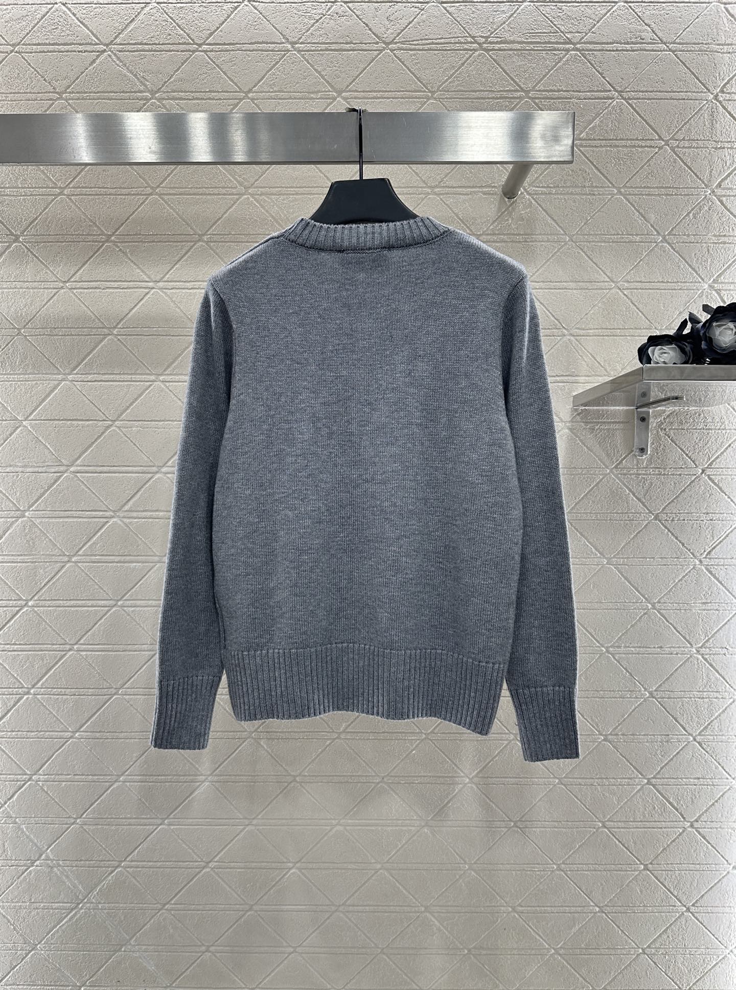 Logo loose pullover sweater