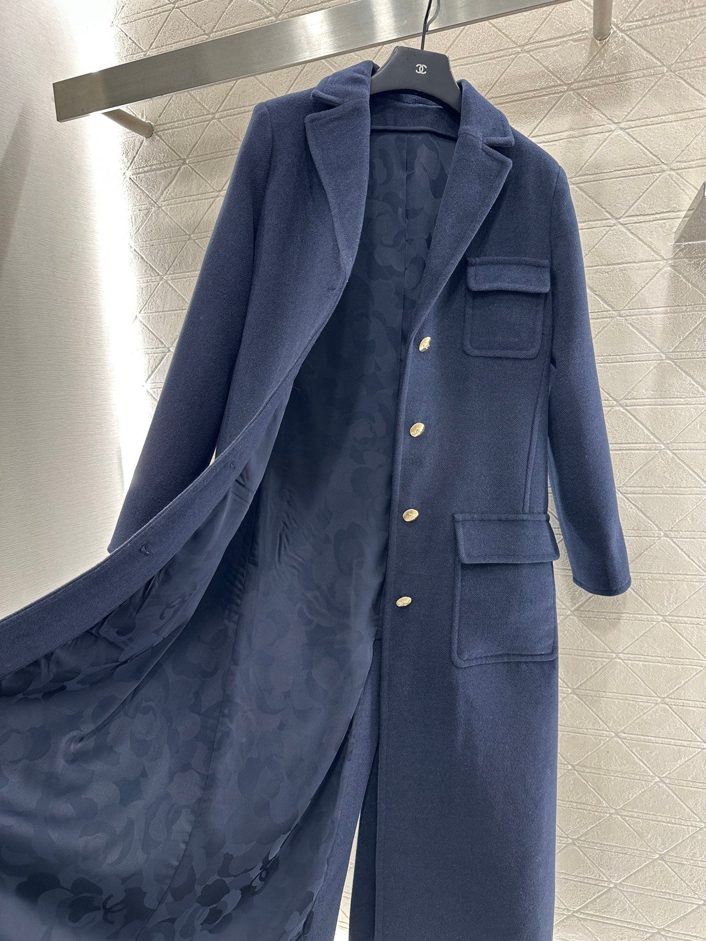 Front shoulder lapel long coat