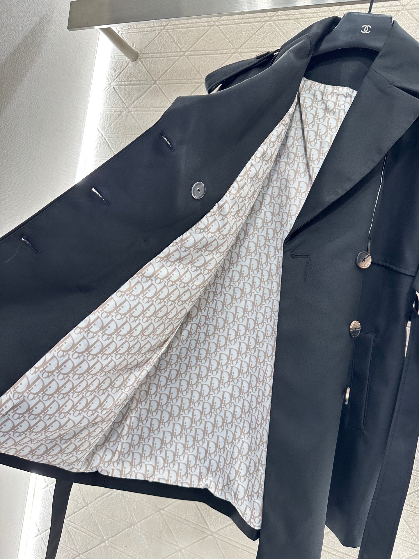 Belt length windbreaker jacket