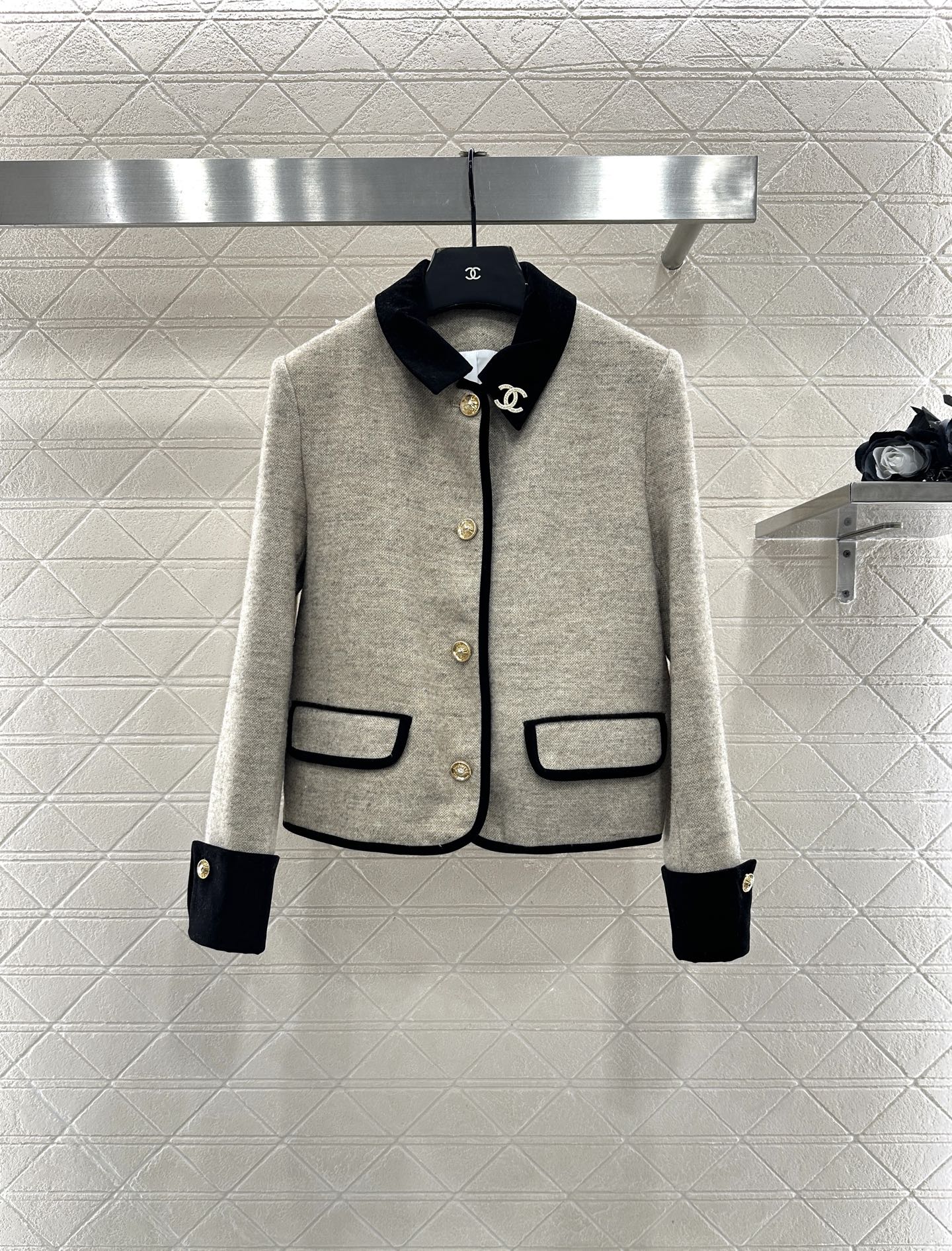 Contrasting color dress jacket