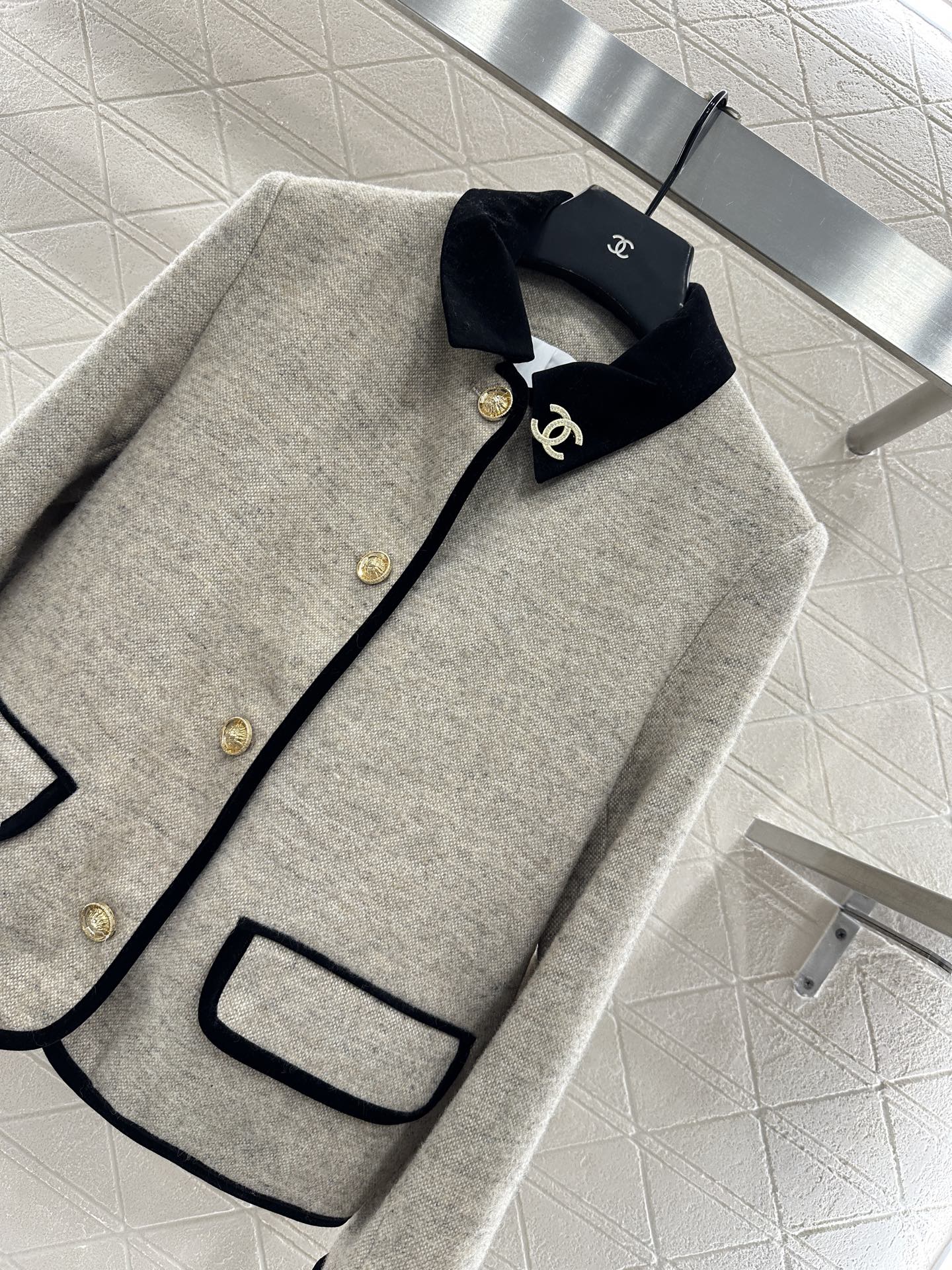 Contrasting color dress jacket