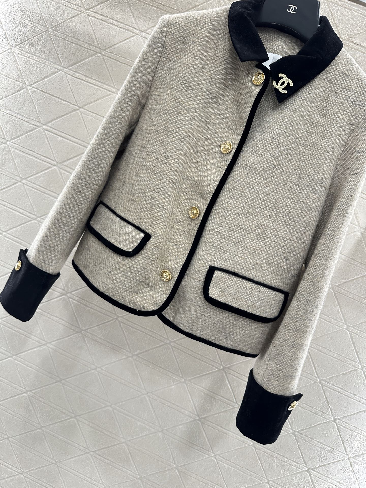 Contrasting color dress jacket