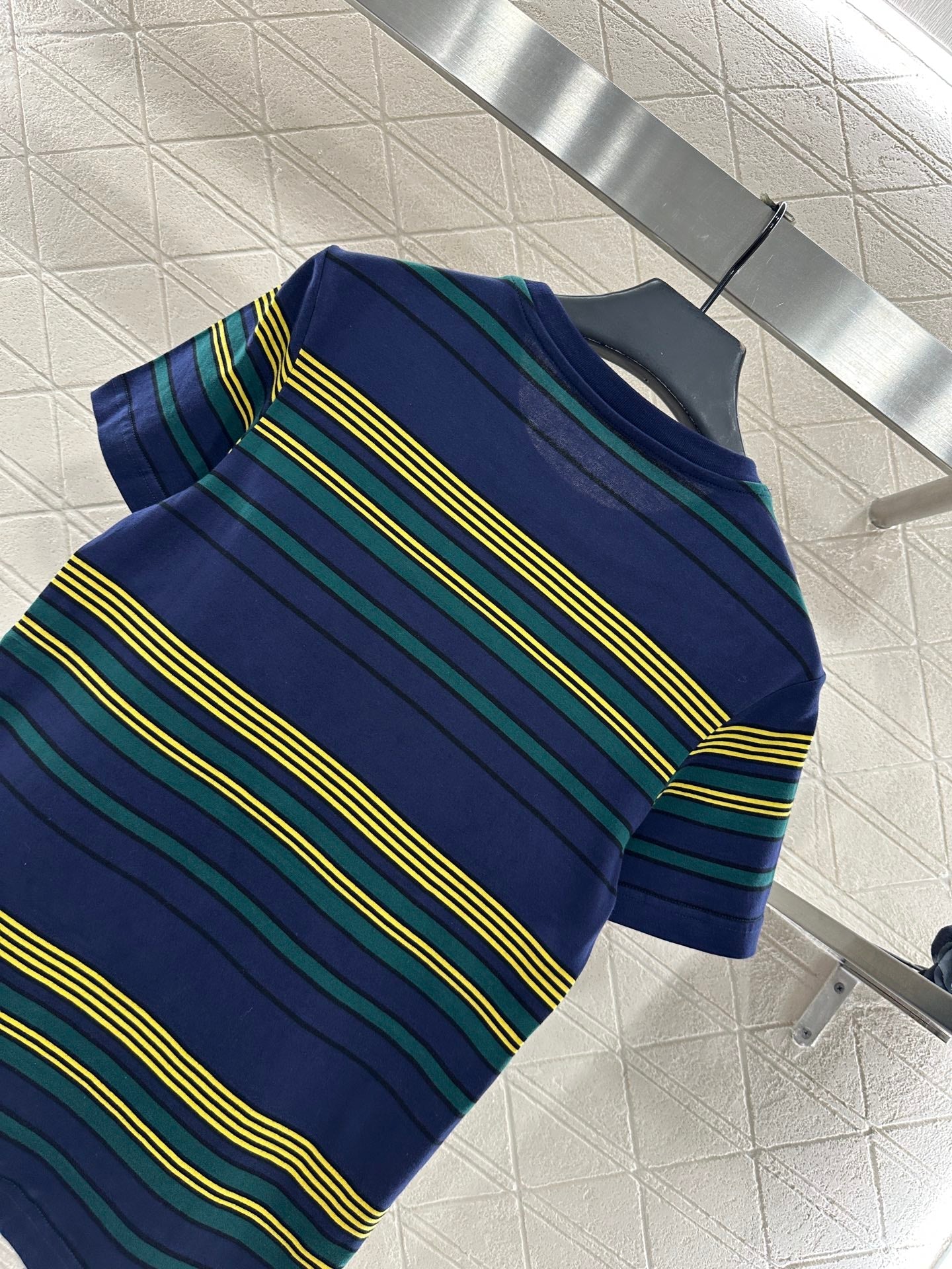 Pair grid, pair bar, round neck 𝑇𝑒𝑒