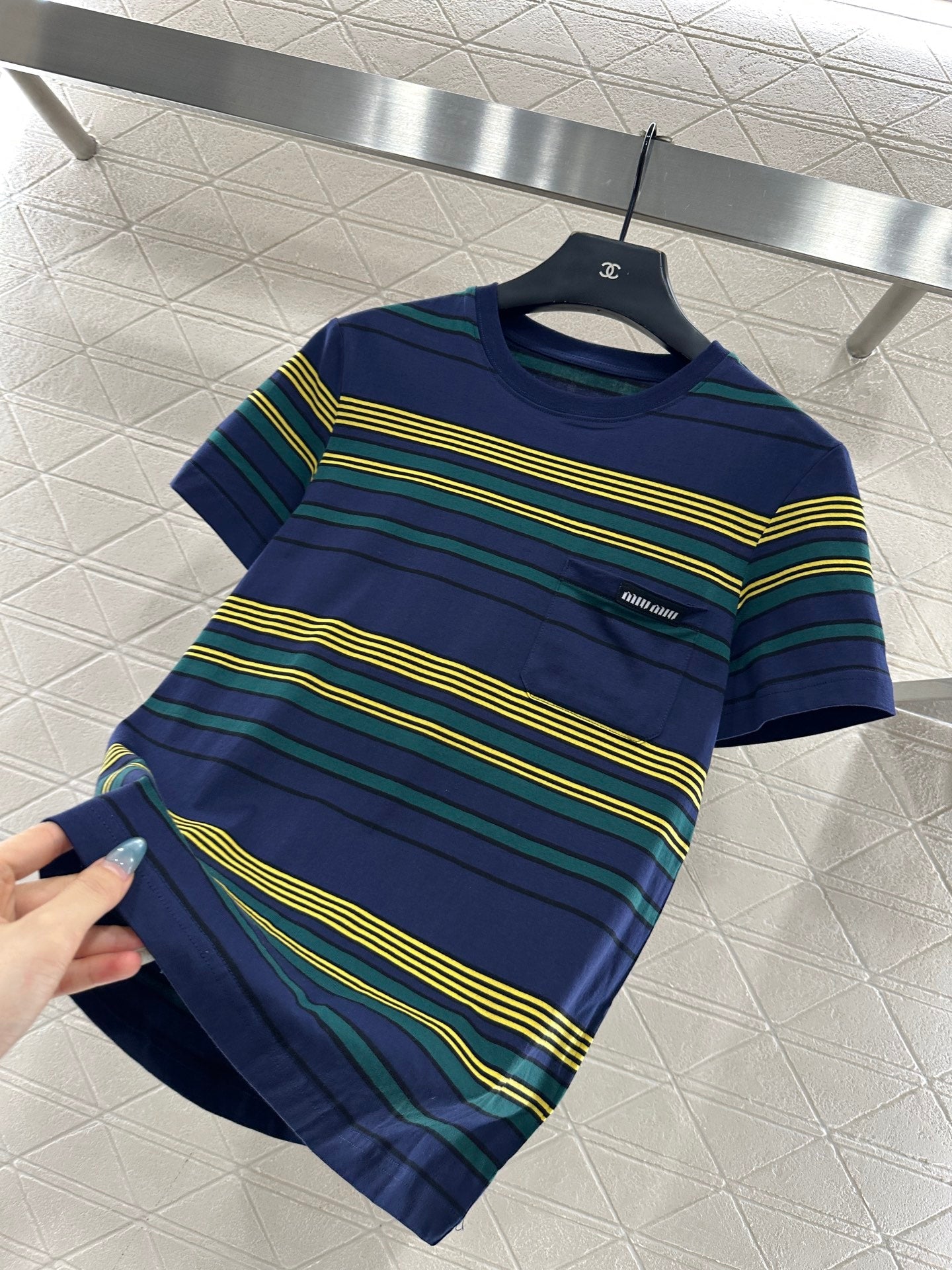 Pair grid, pair bar, round neck 𝑇𝑒𝑒