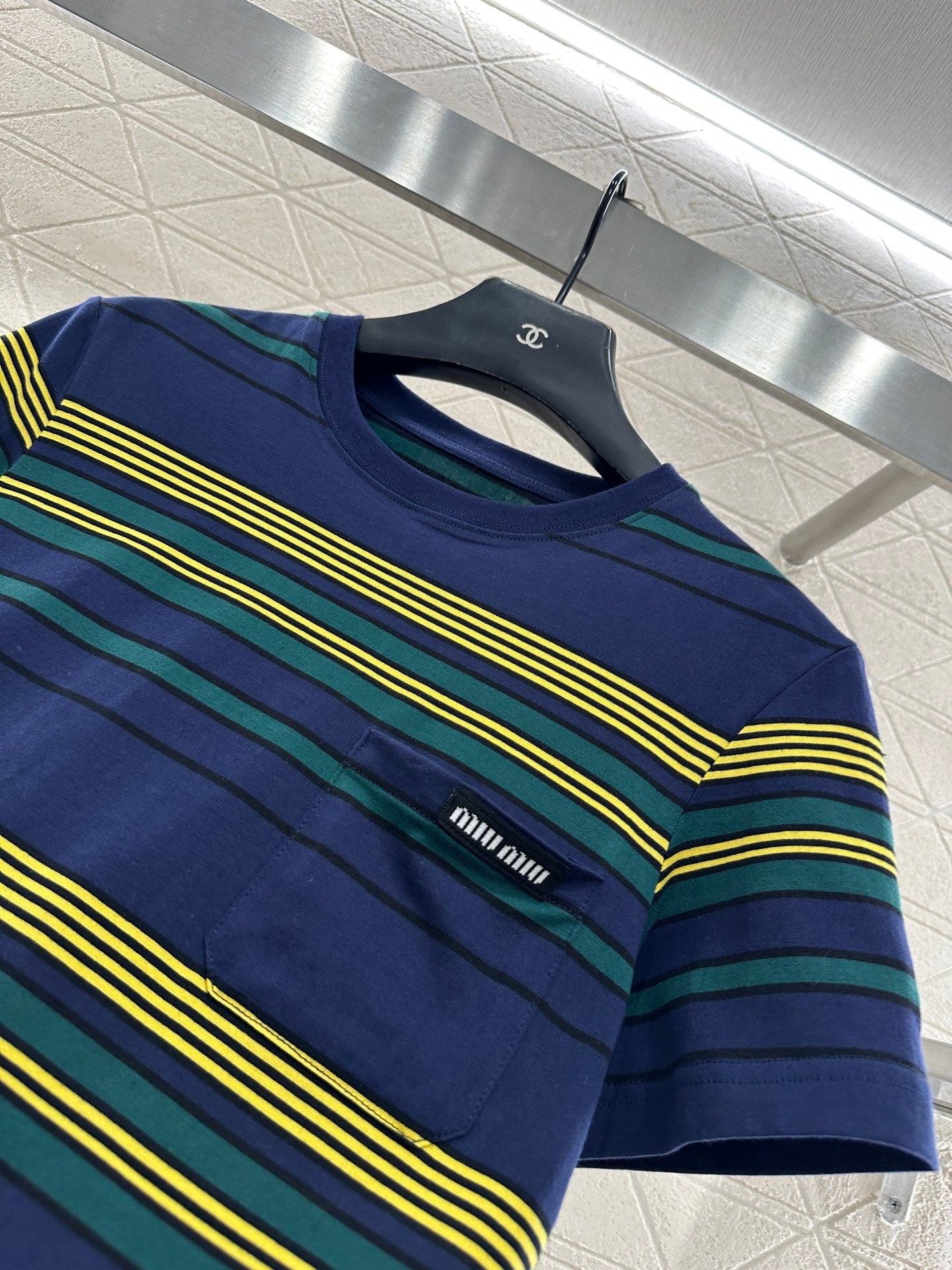 Pair grid, pair bar, round neck 𝑇𝑒𝑒