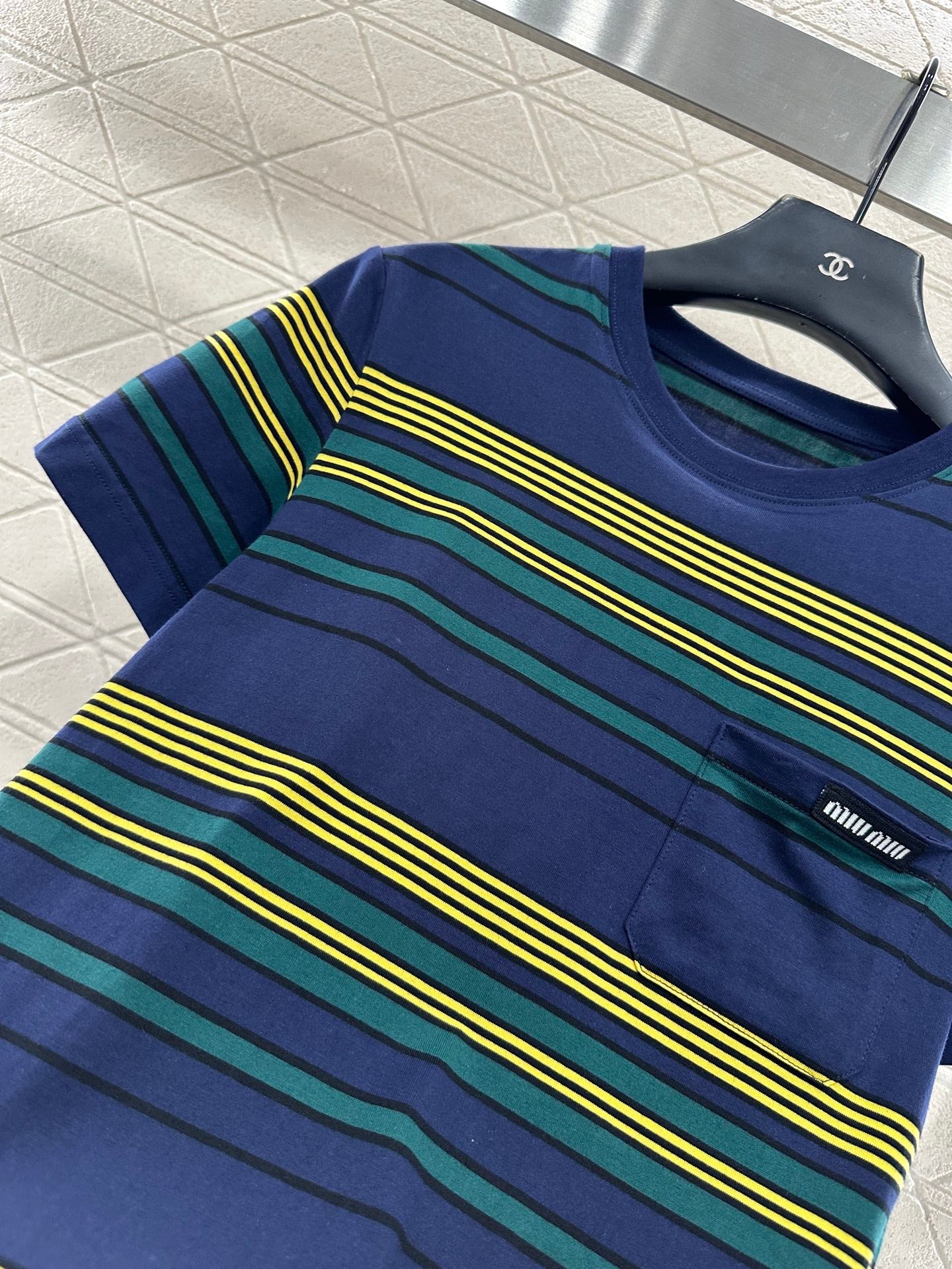 Pair grid, pair bar, round neck 𝑇𝑒𝑒