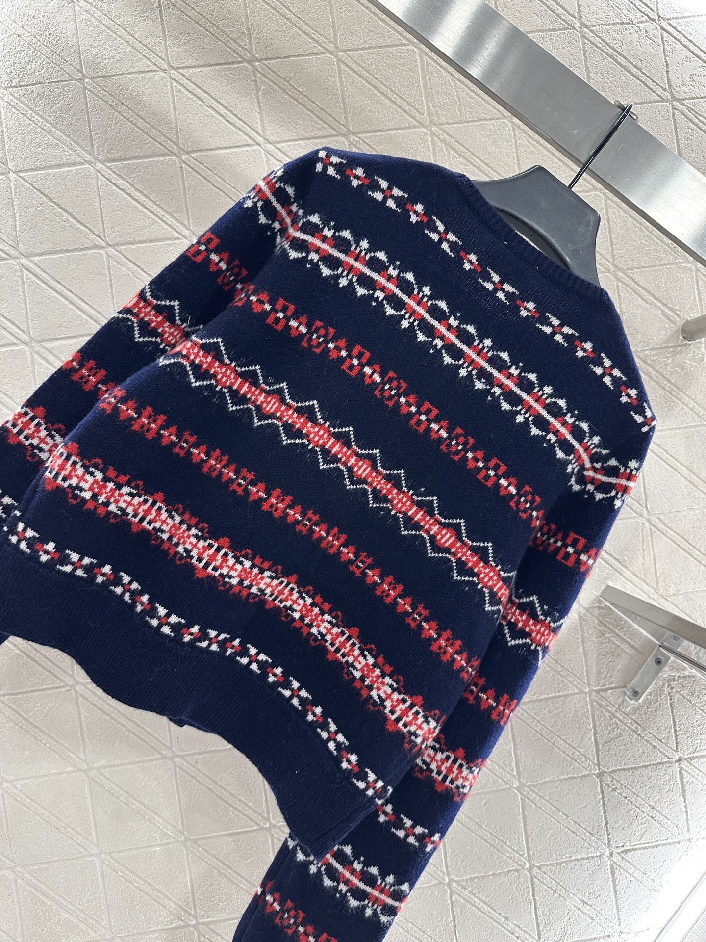 Round neck knitted snowflake striped cardigan