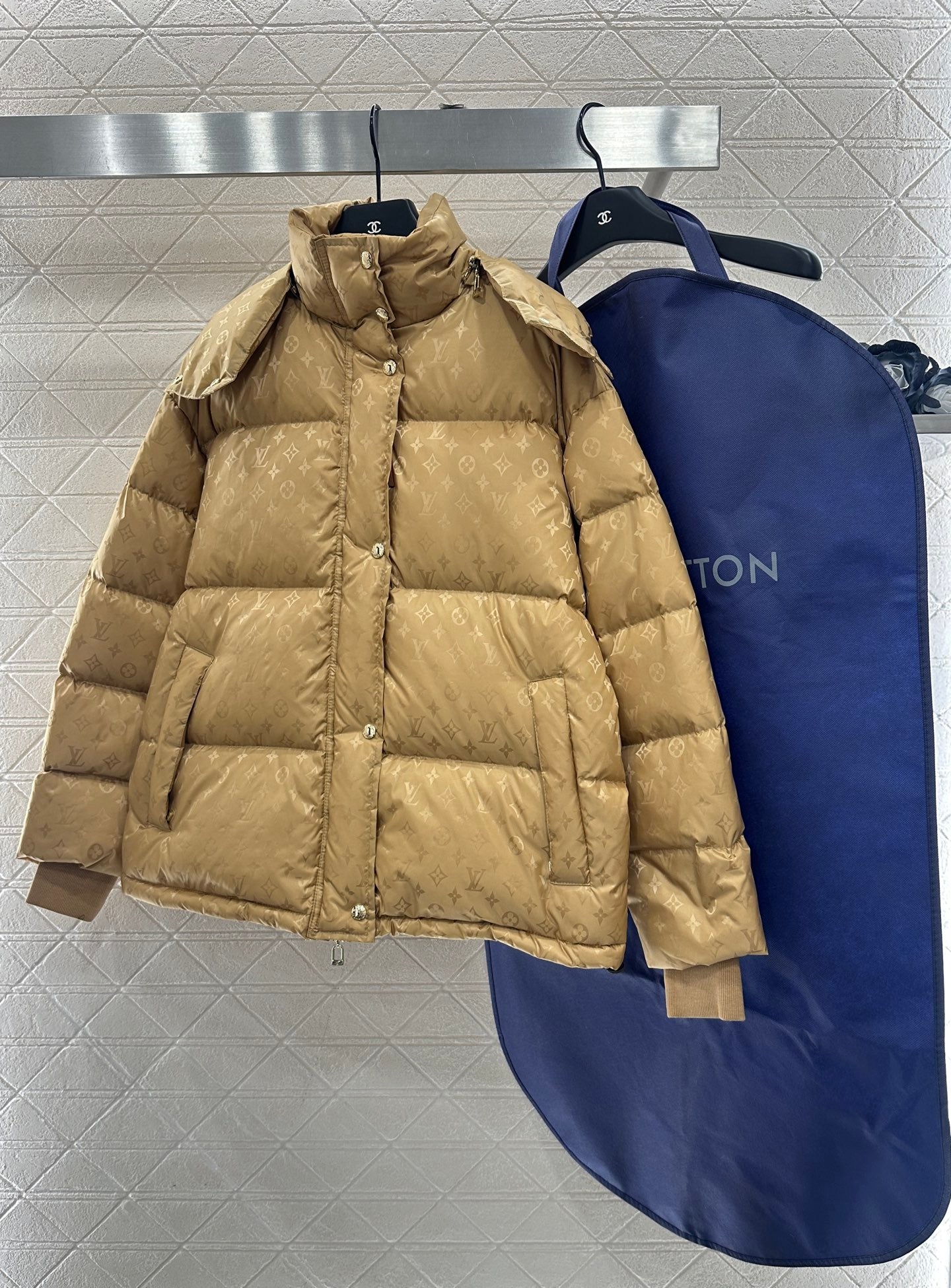 Detachable hooded jacquard down jacket