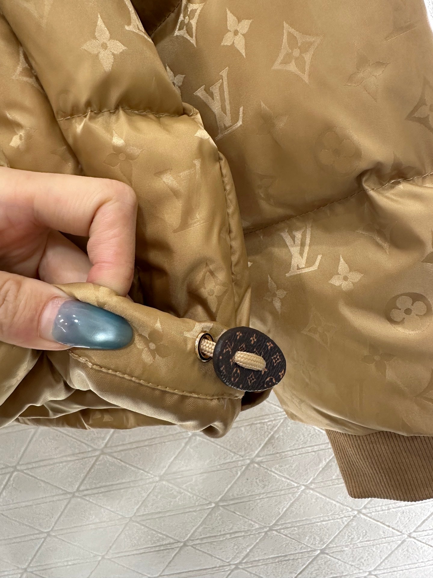 Detachable hooded jacquard down jacket