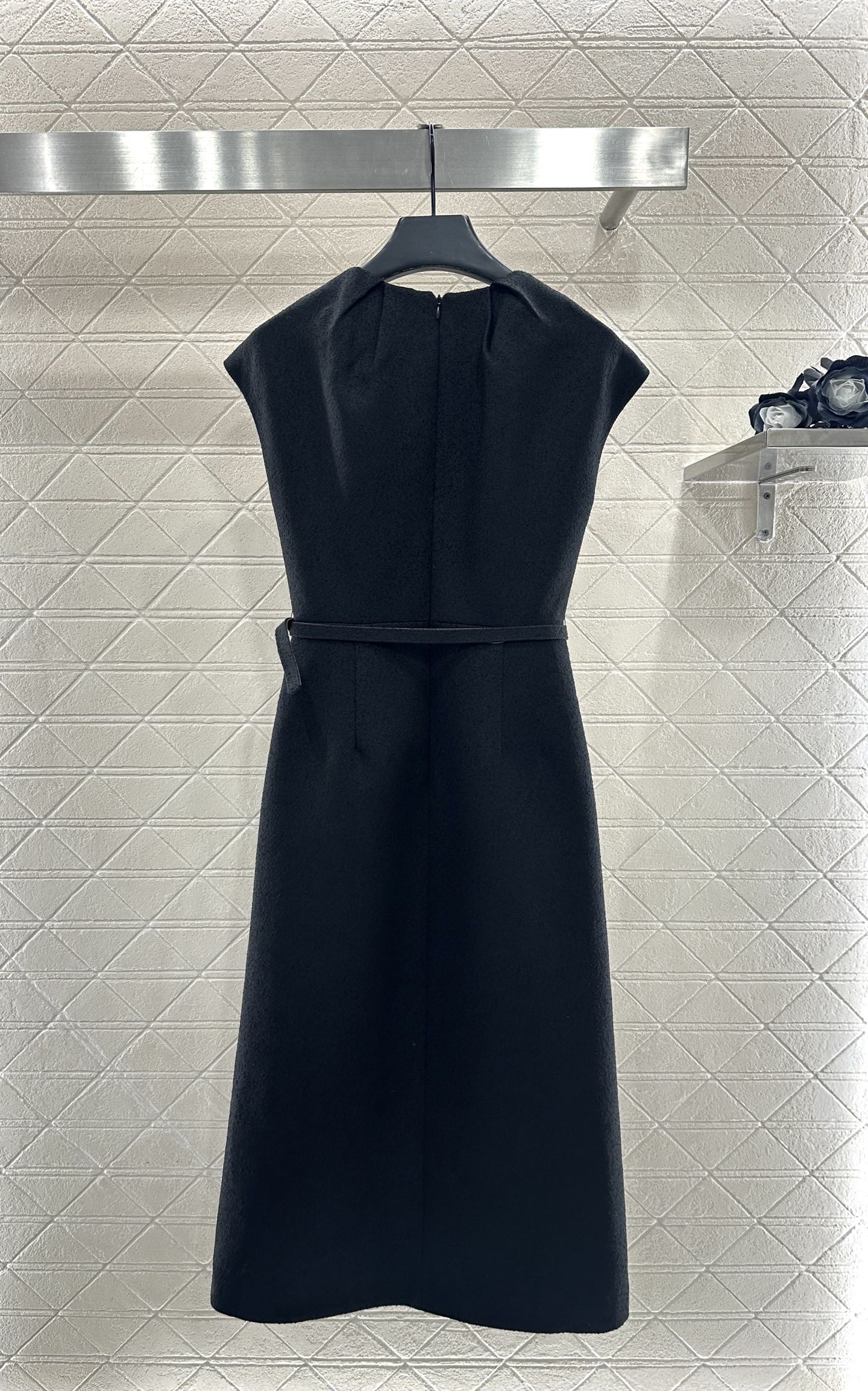 Folded silhouette waistband dress