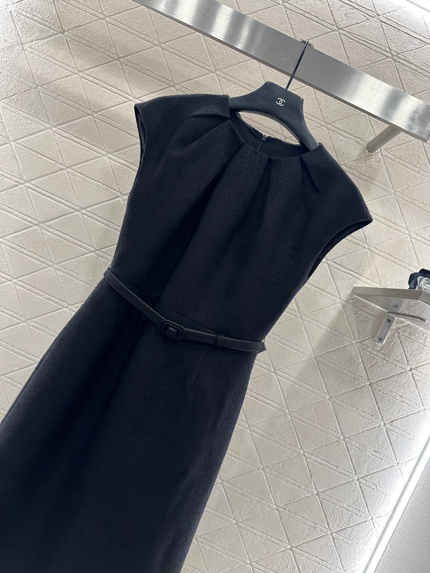 Folded silhouette waistband dress