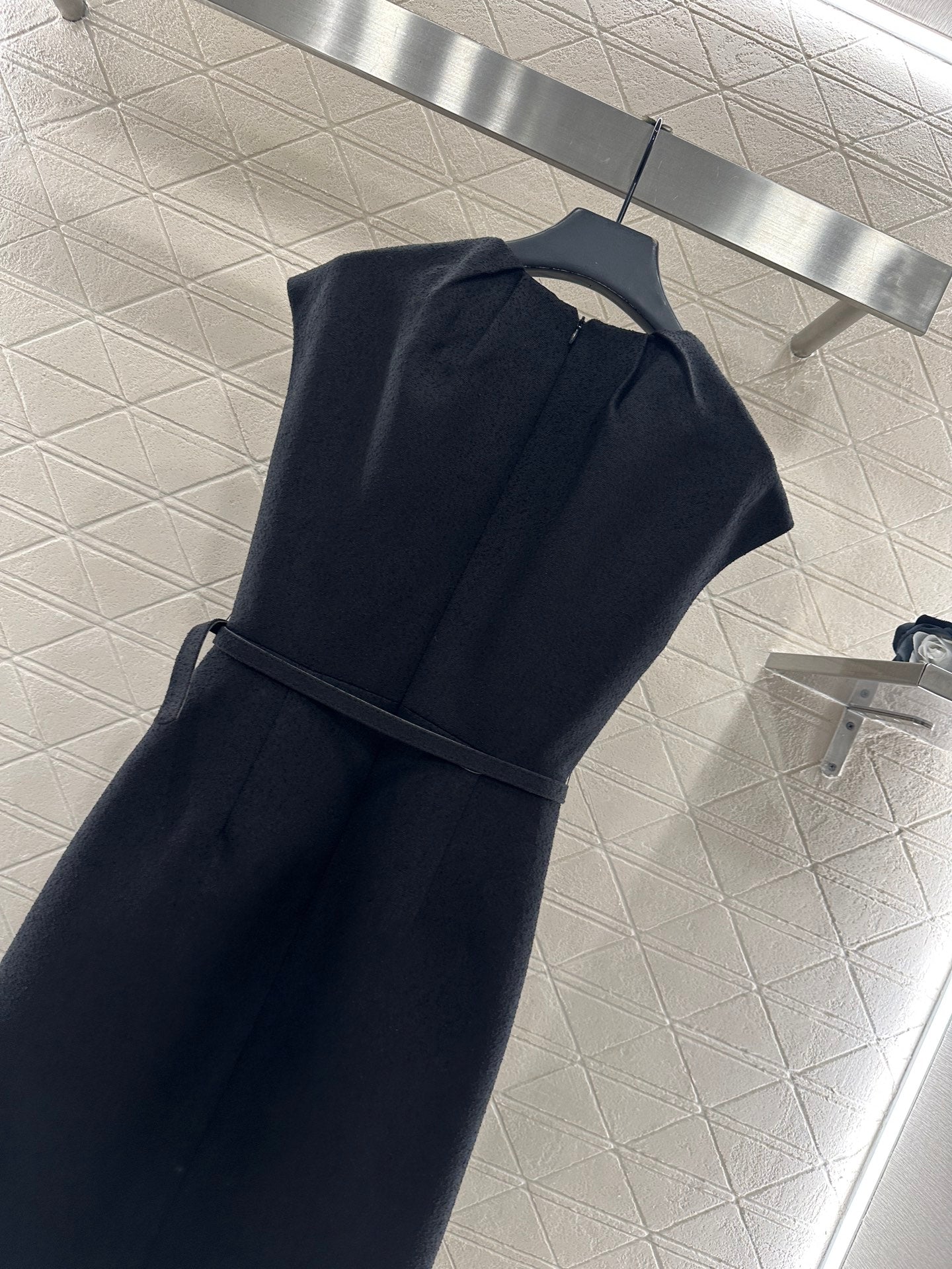 Folded silhouette waistband dress