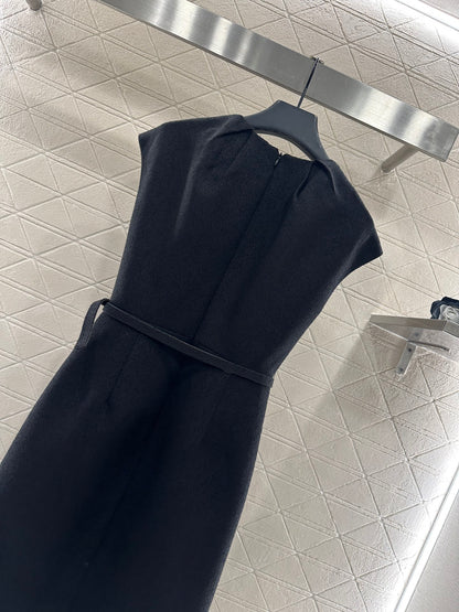 Folded silhouette waistband dress