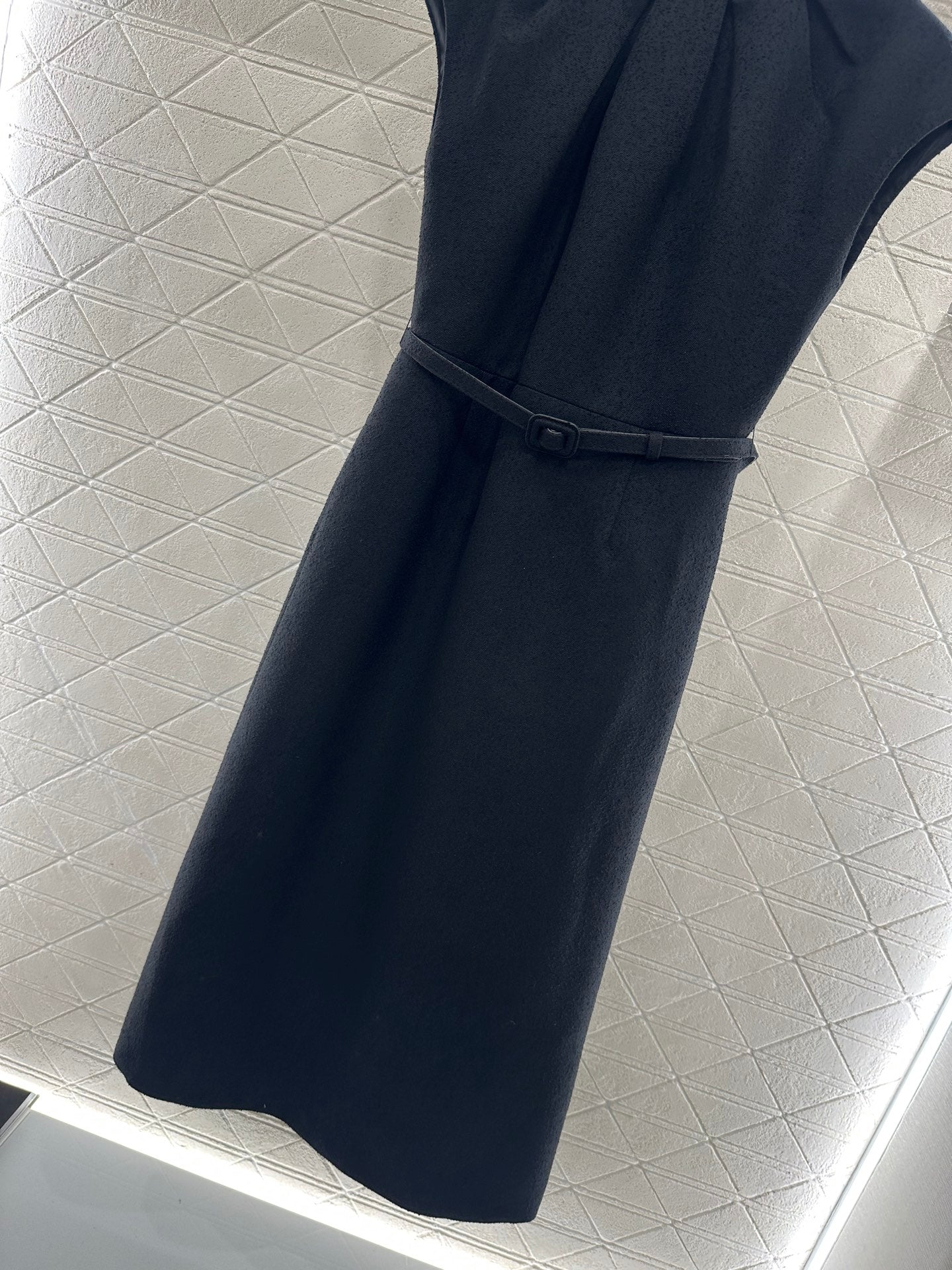 Folded silhouette waistband dress