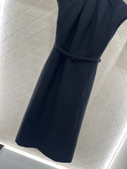 Folded silhouette waistband dress