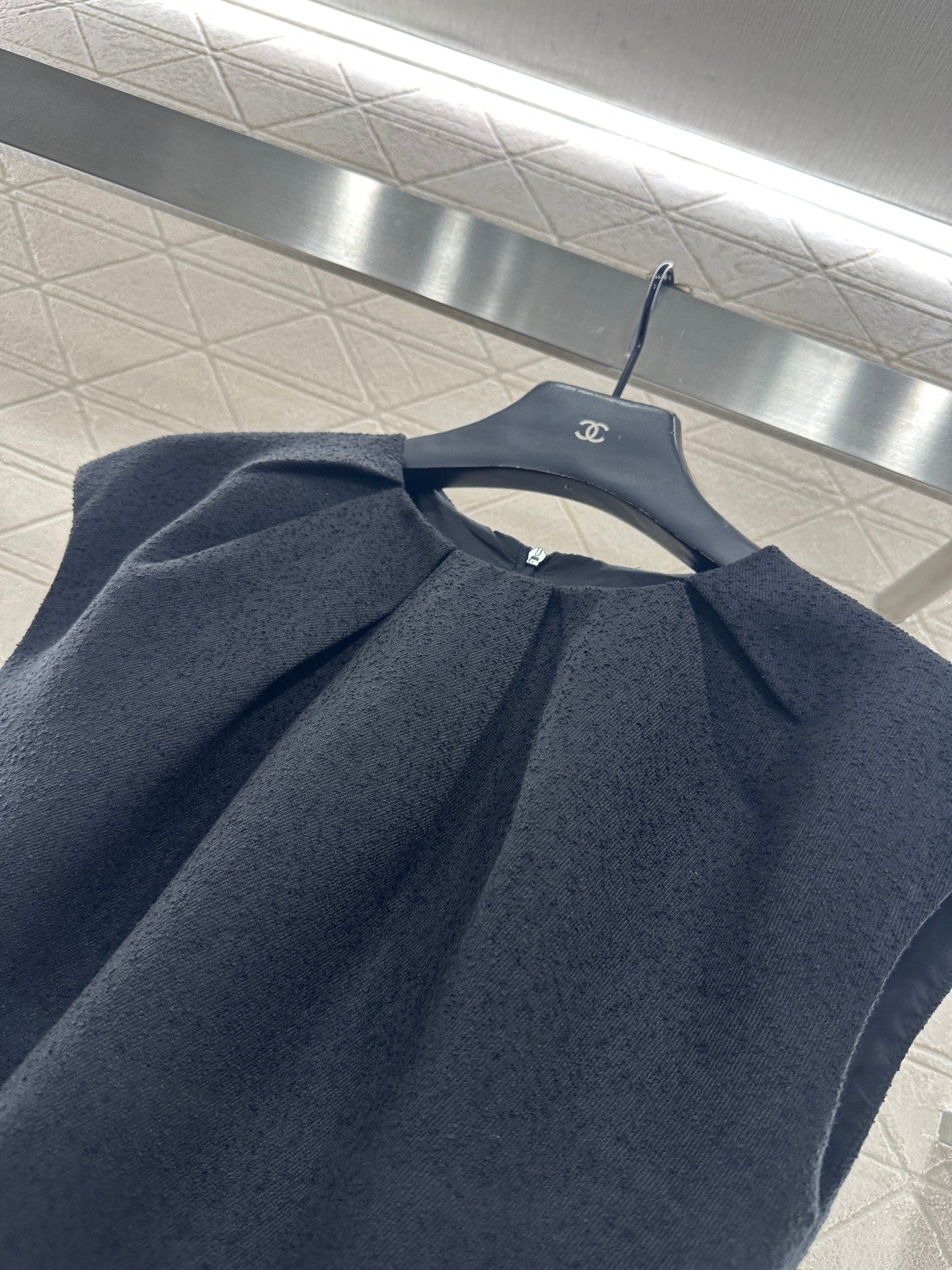 Folded silhouette waistband dress