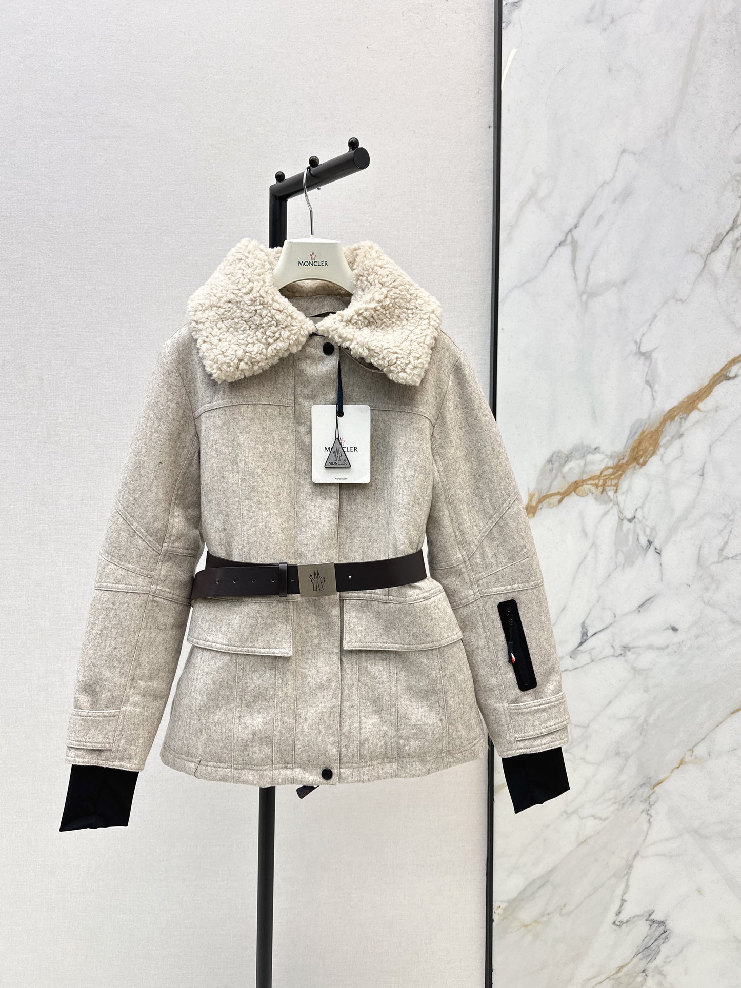 Lamb fur collar waistband hooded down jacket