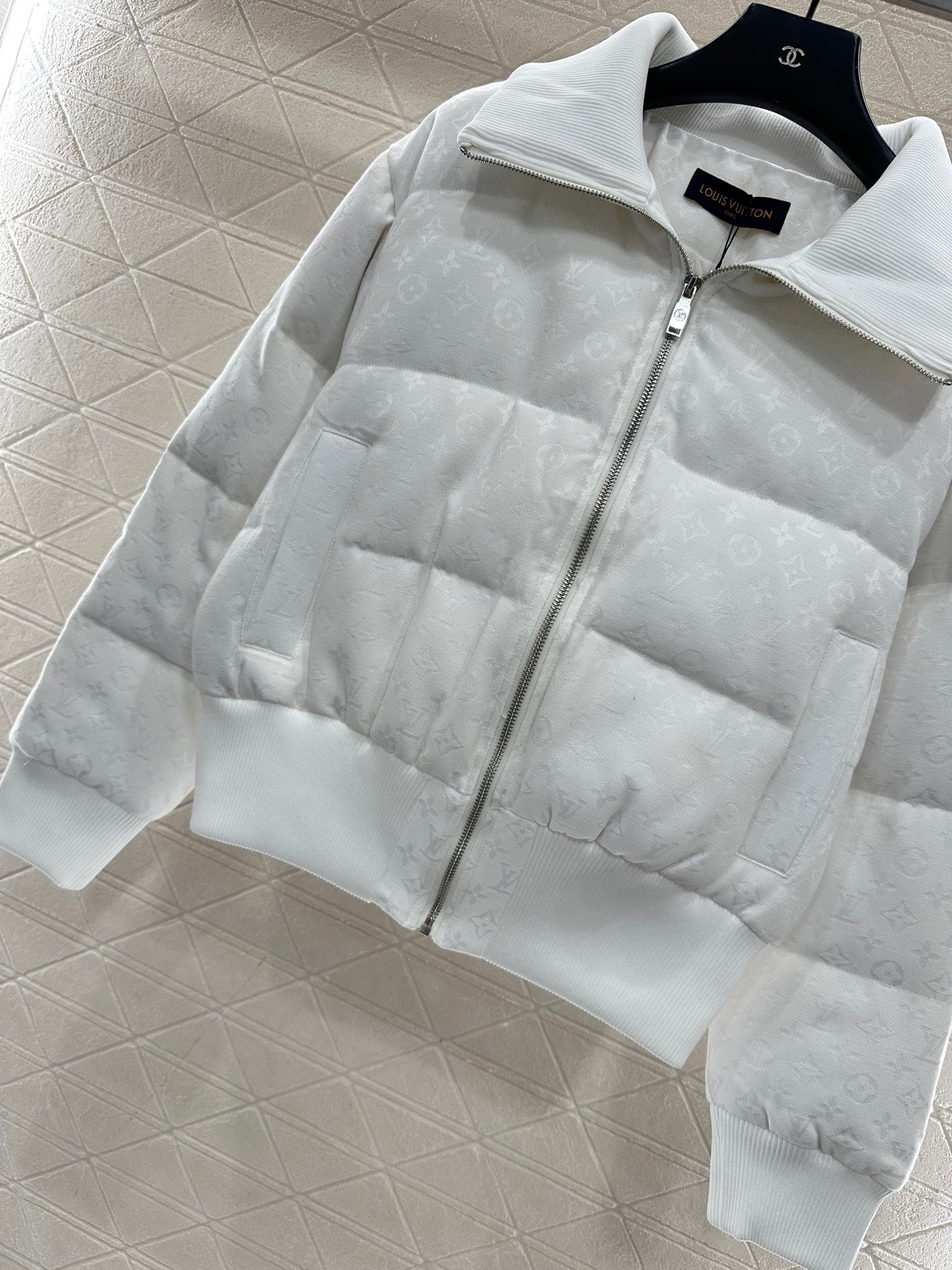 Flip collar jacquard down jacket