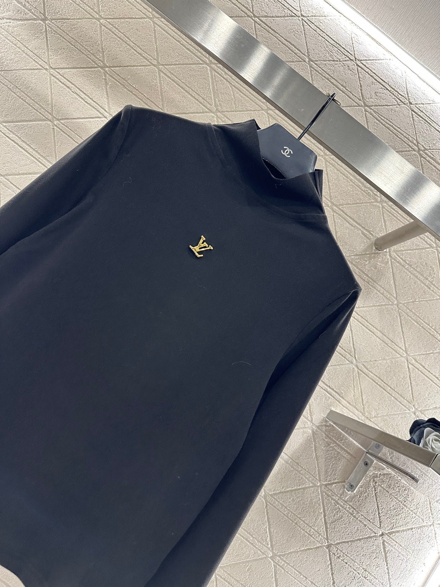 Slim fit letter logo high neck base shirt