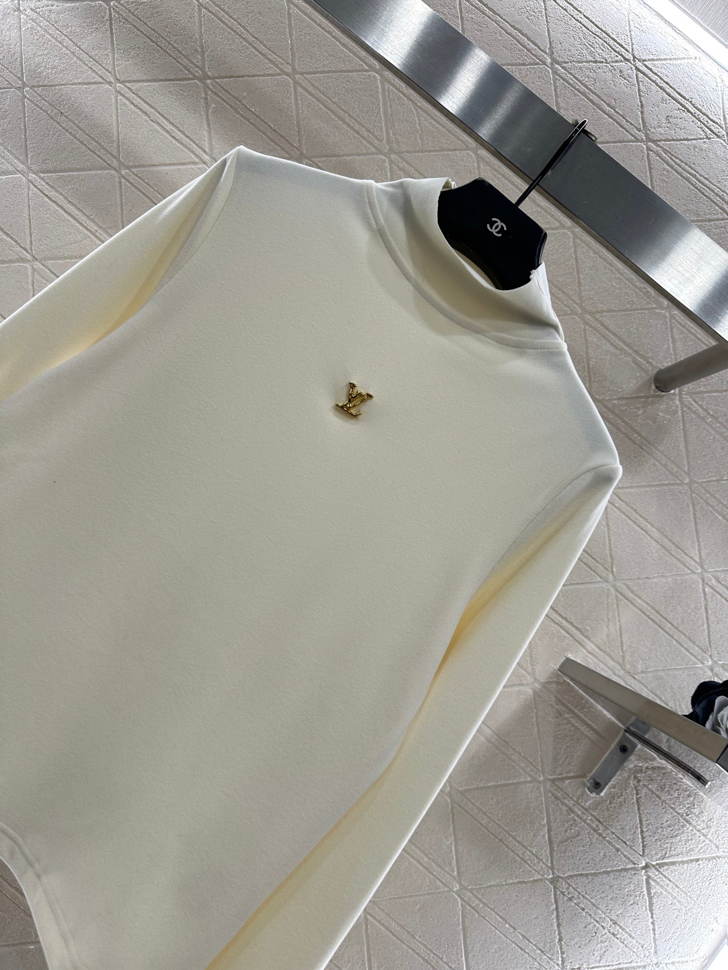 Slim fit letter logo high neck base shirt