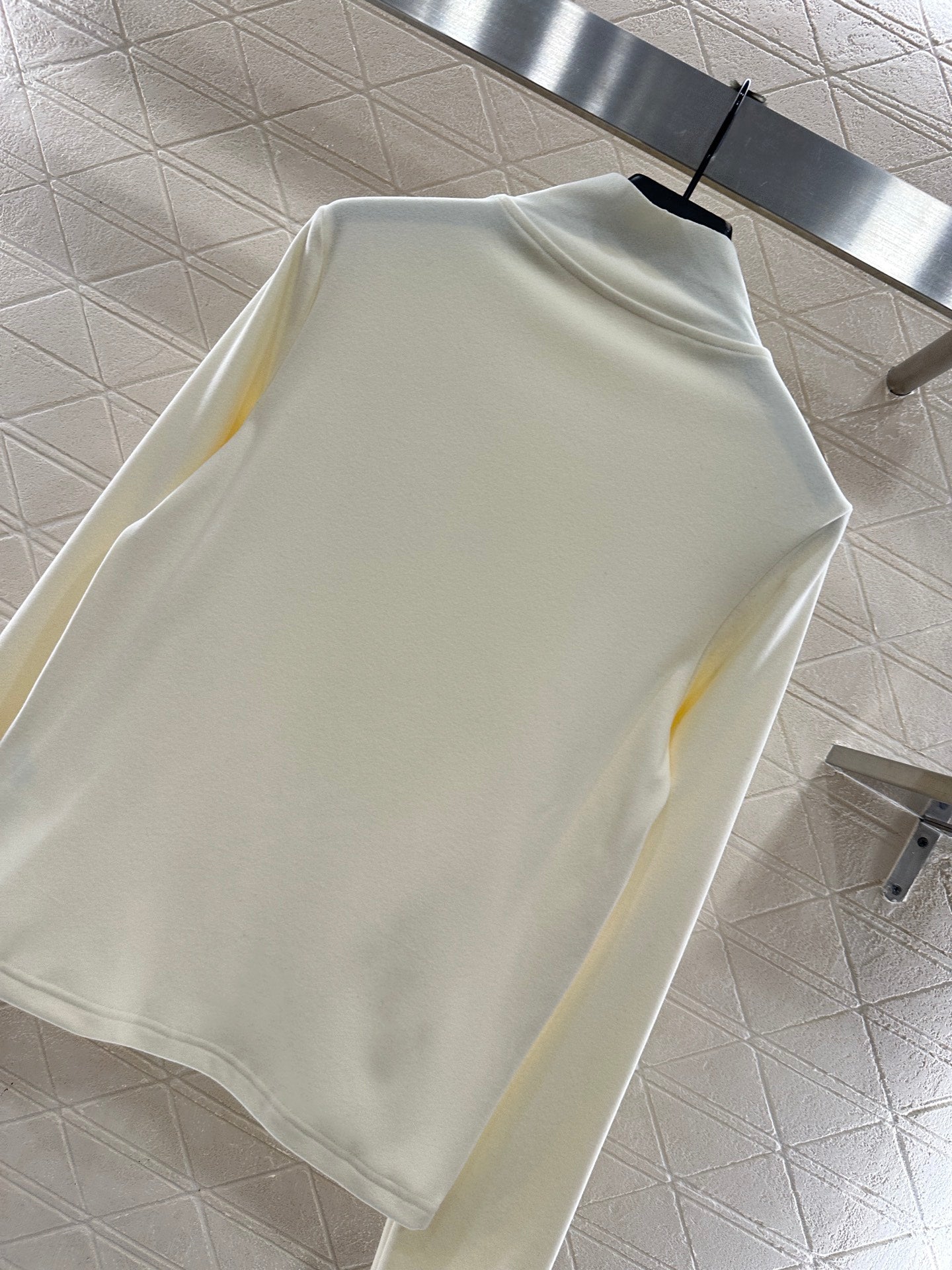 Slim fit letter logo high neck base shirt