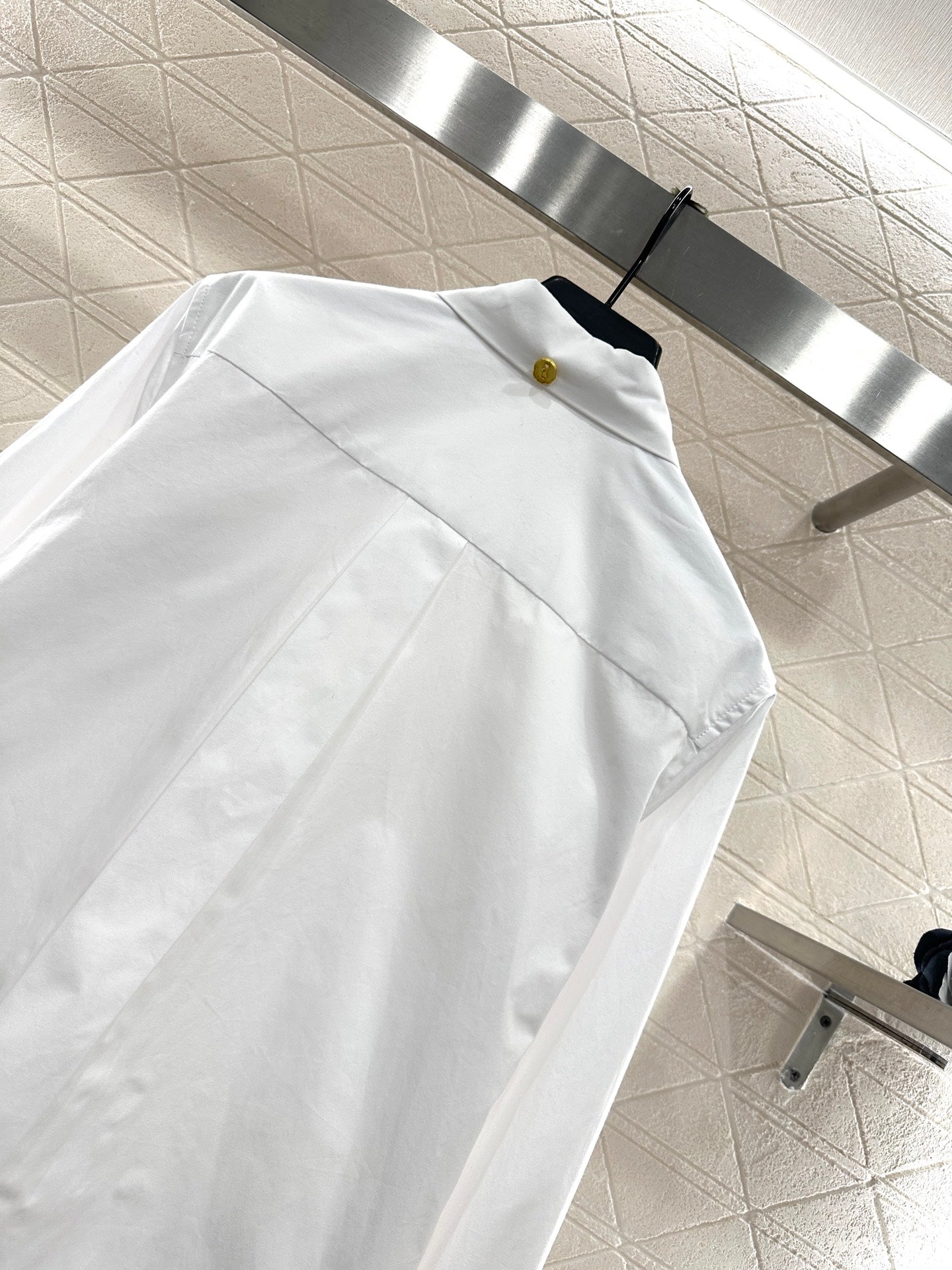 Bordered collar silhouette shirt