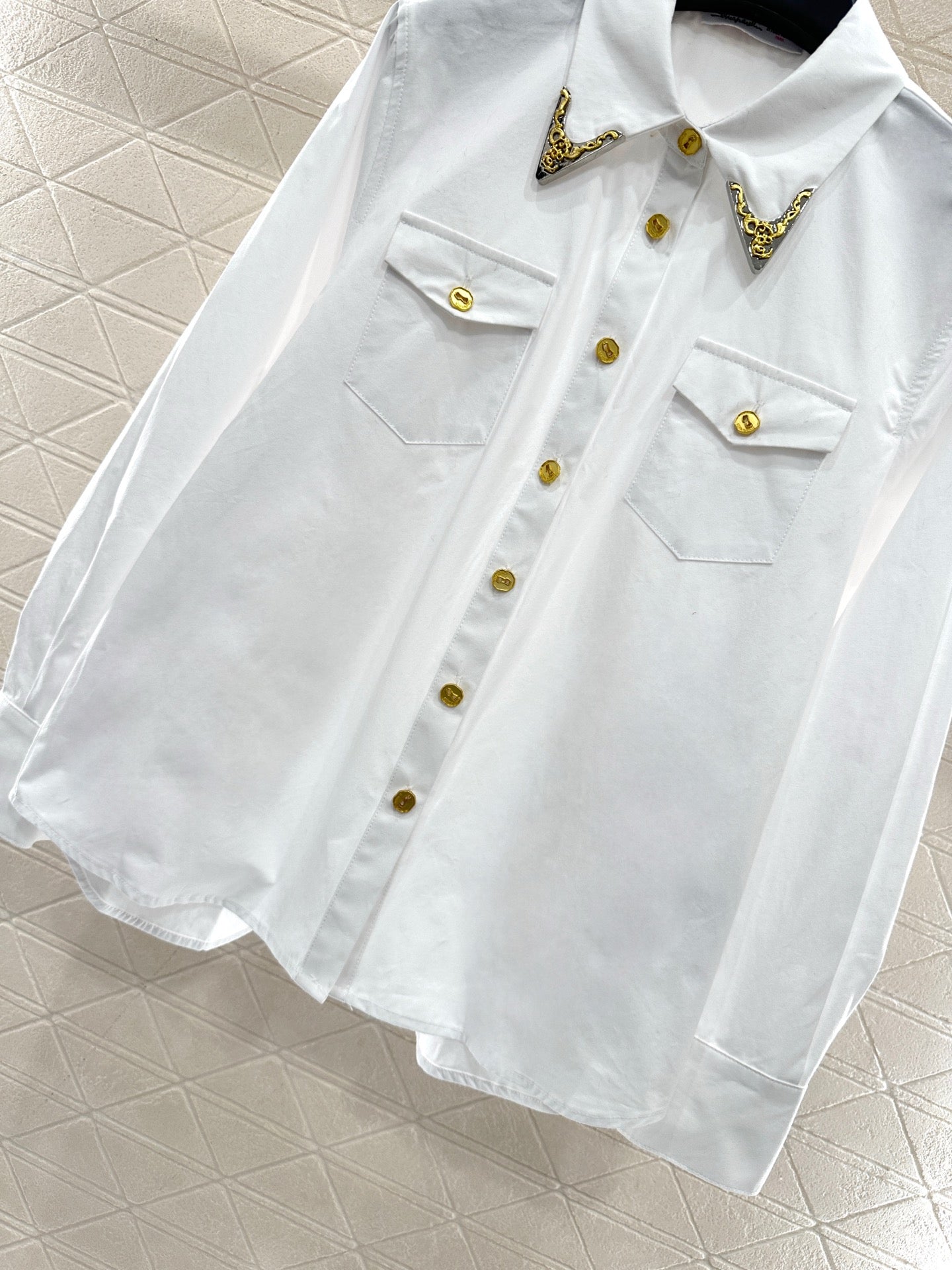 Bordered collar silhouette shirt