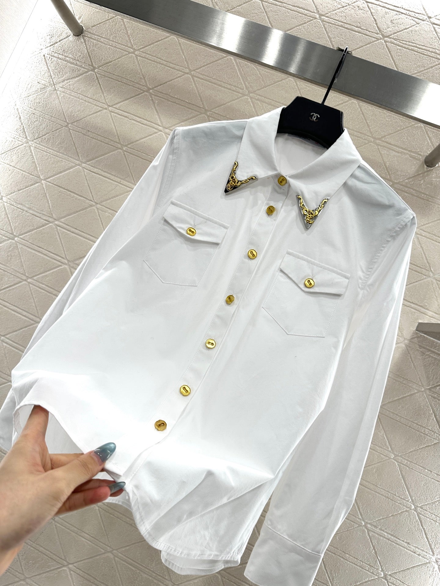 Bordered collar silhouette shirt