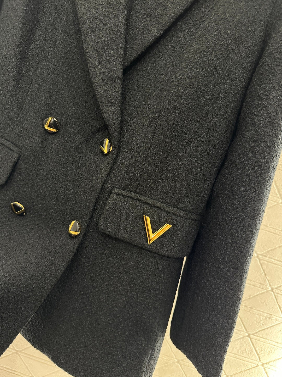 Inlaid gold badge shoulder pad suit jacket