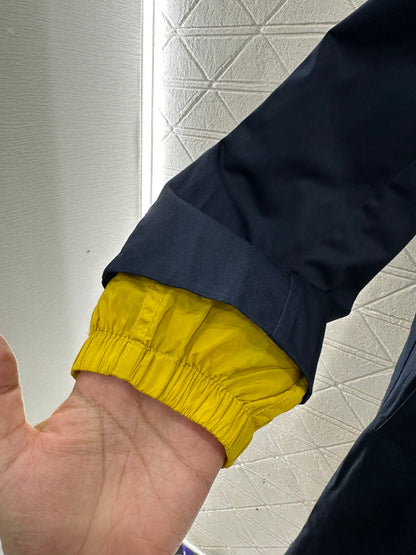 Wear windbreakers on both sides