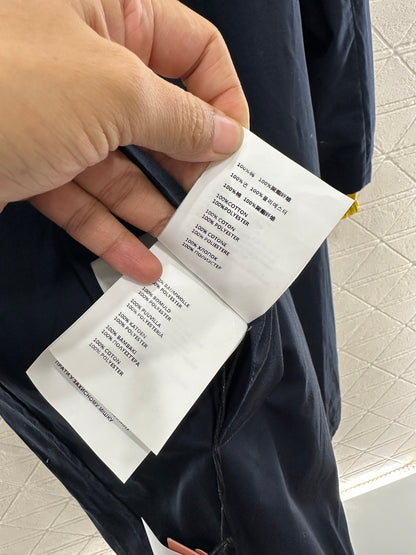 Wear windbreakers on both sides