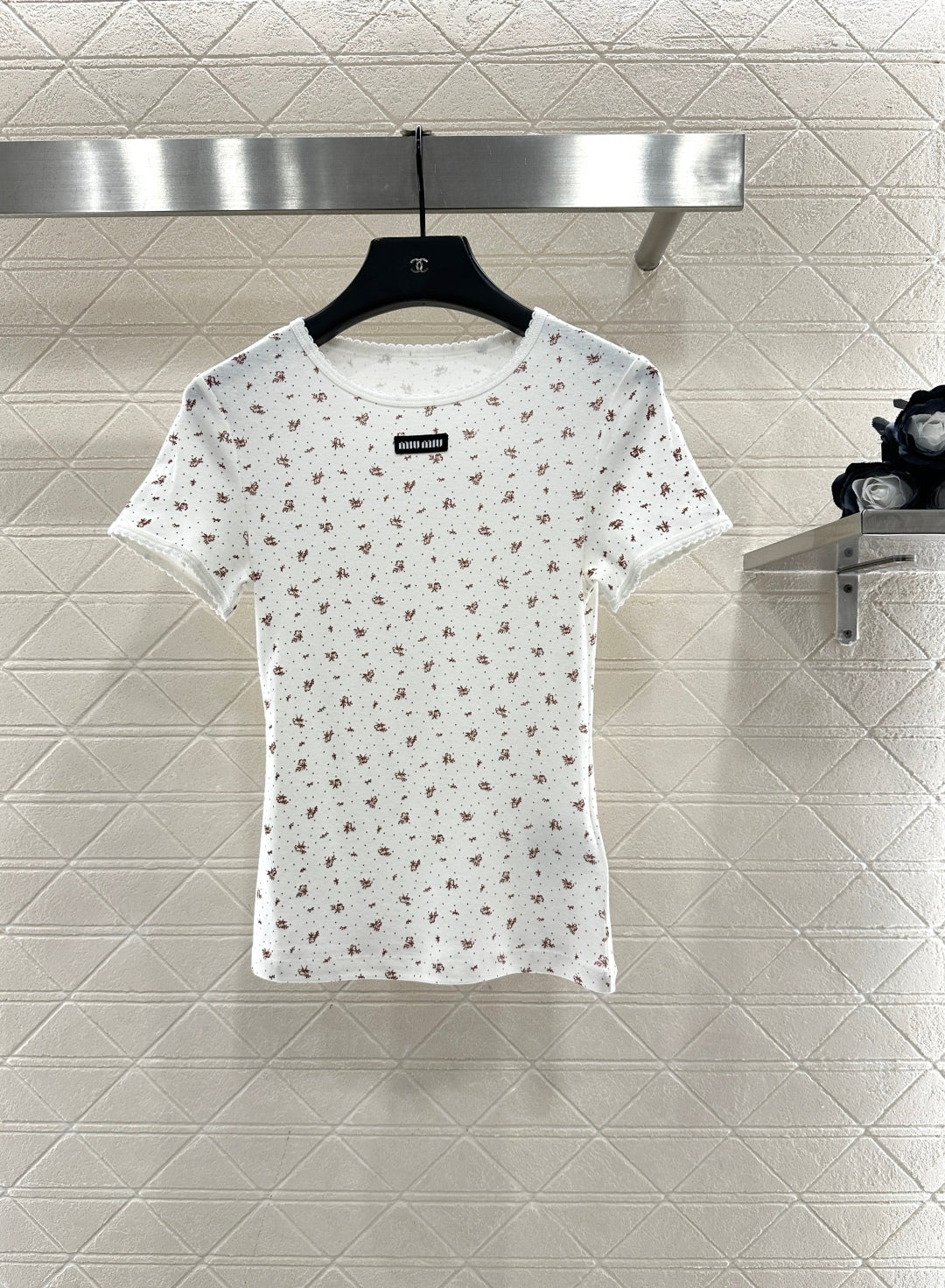 Round neck floral short sleeved shirt