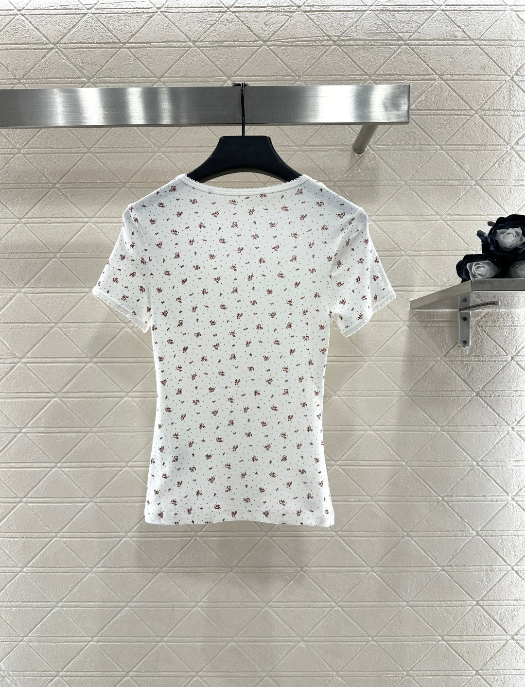 Round neck floral short sleeved shirt