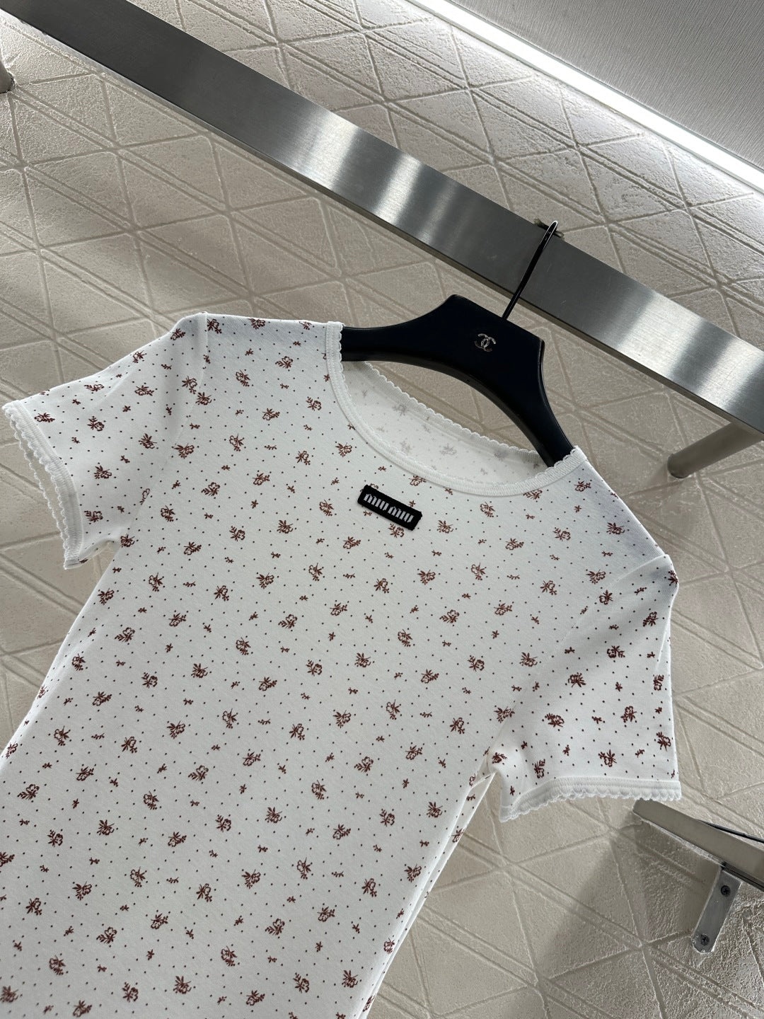 Round neck floral short sleeved shirt