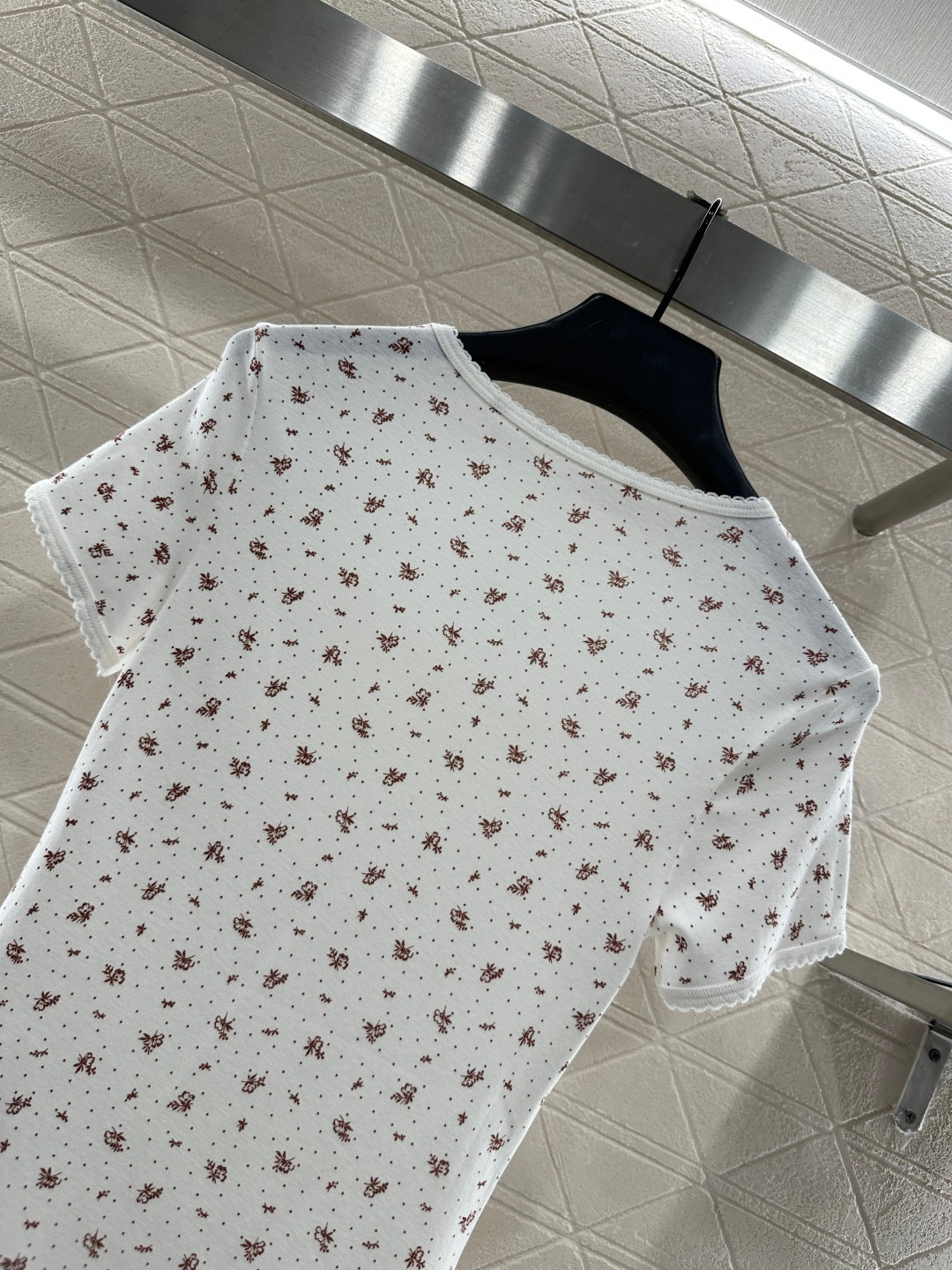 Round neck floral short sleeved shirt