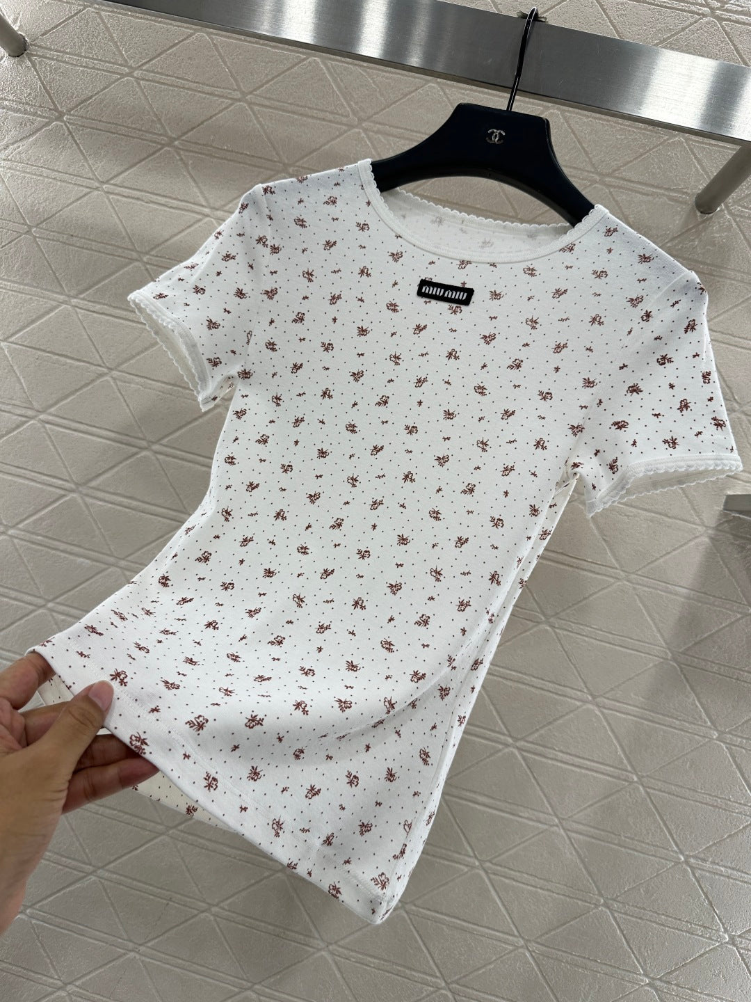 Round neck floral short sleeved shirt