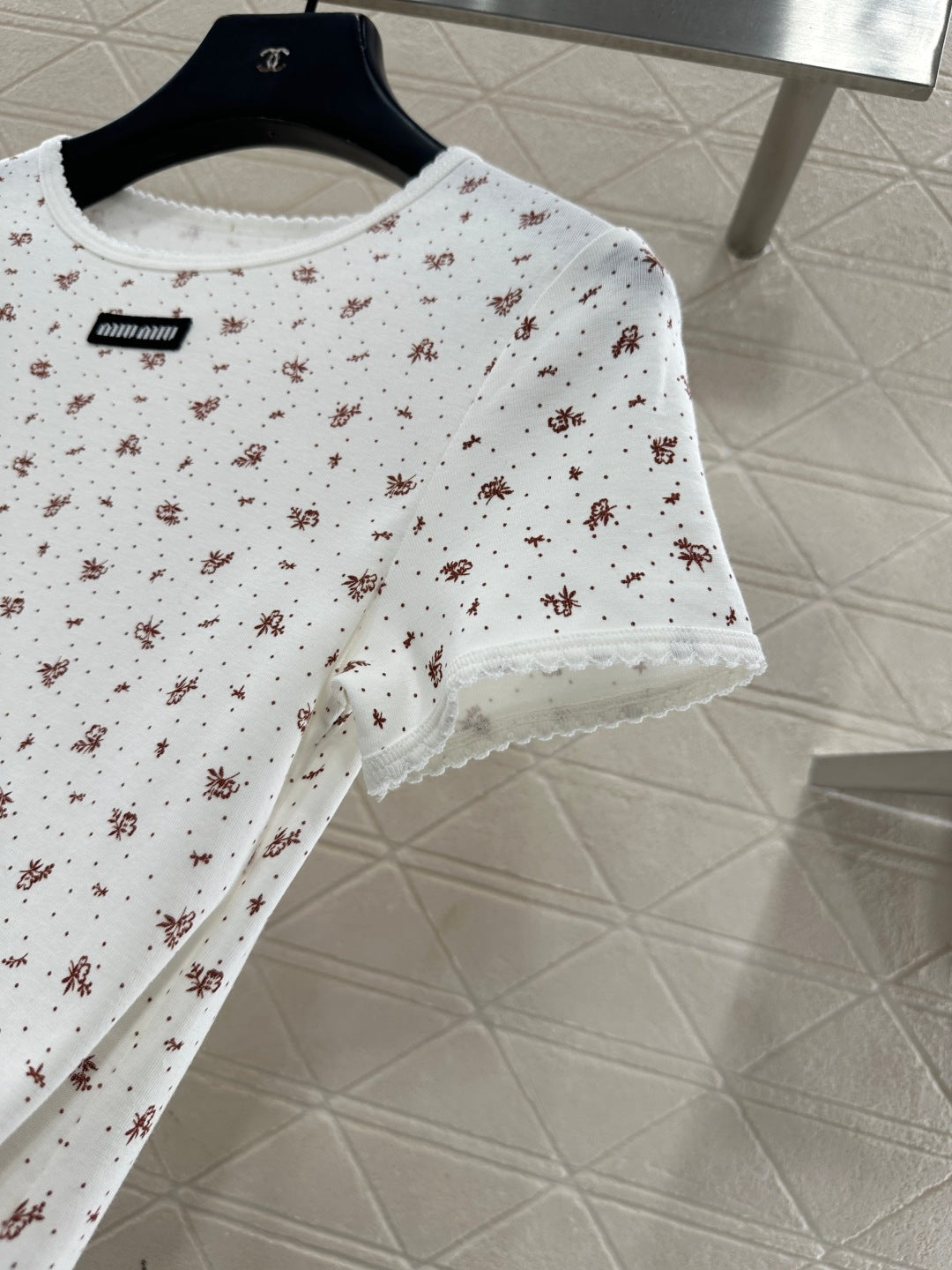 Round neck floral short sleeved shirt