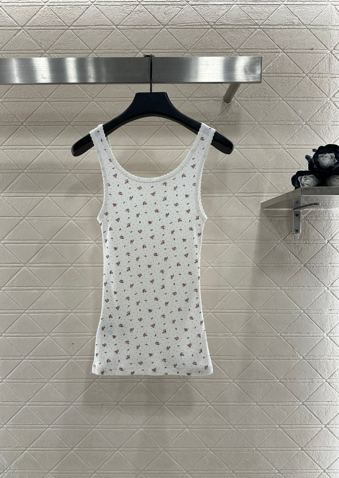 Slim fit U-neck floral vest