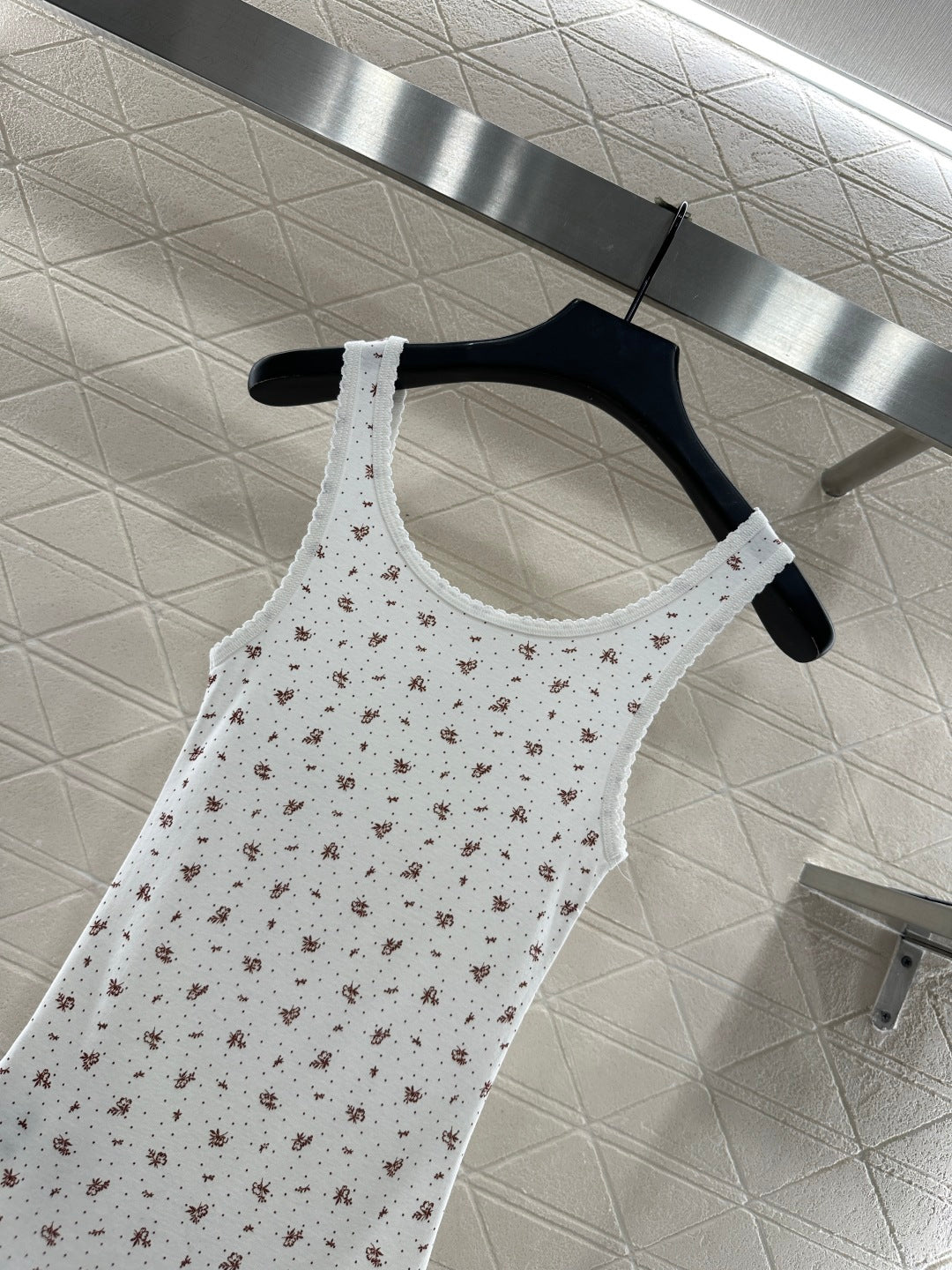 Slim fit U-neck floral vest