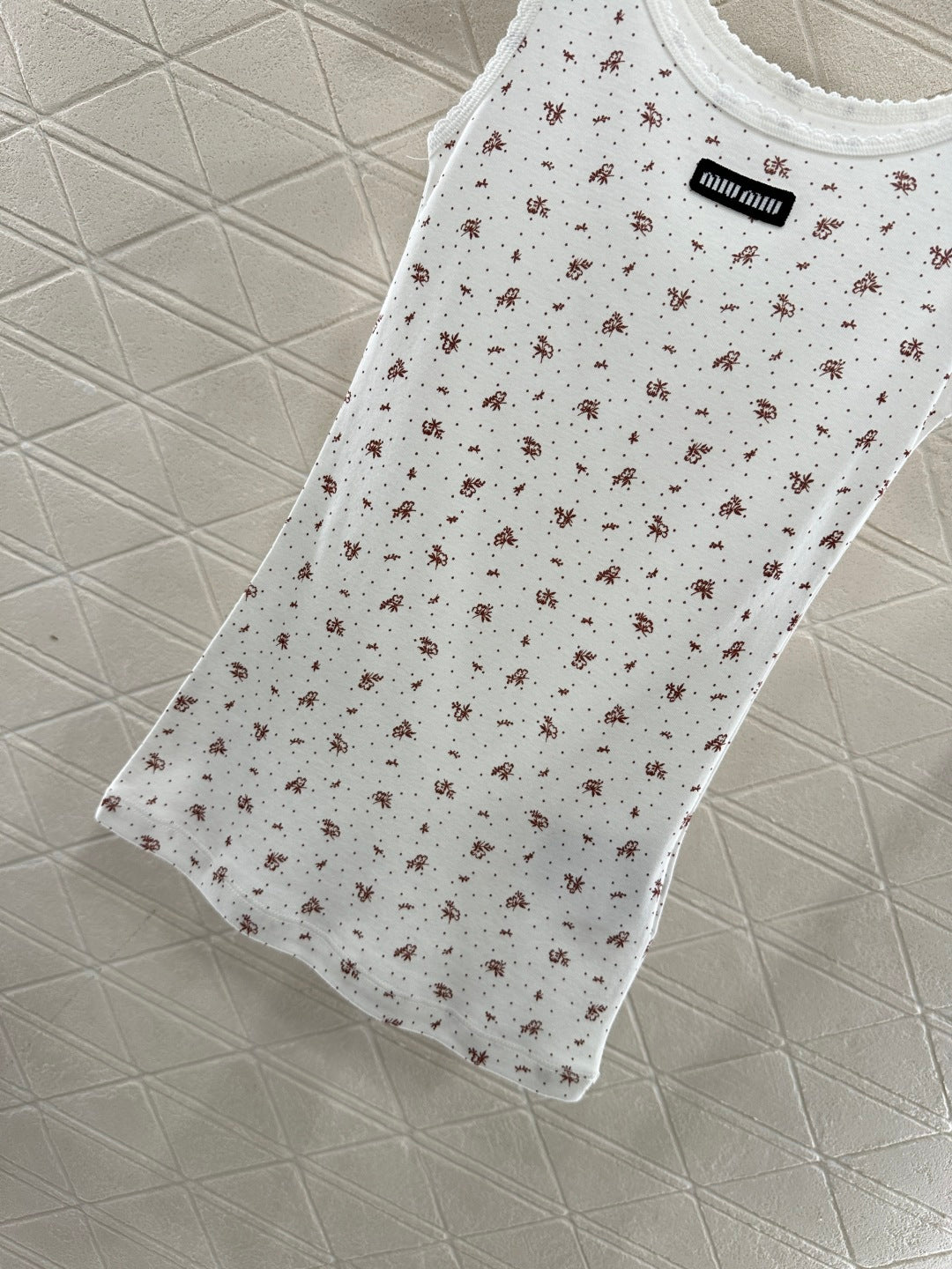 Slim fit U-neck floral vest