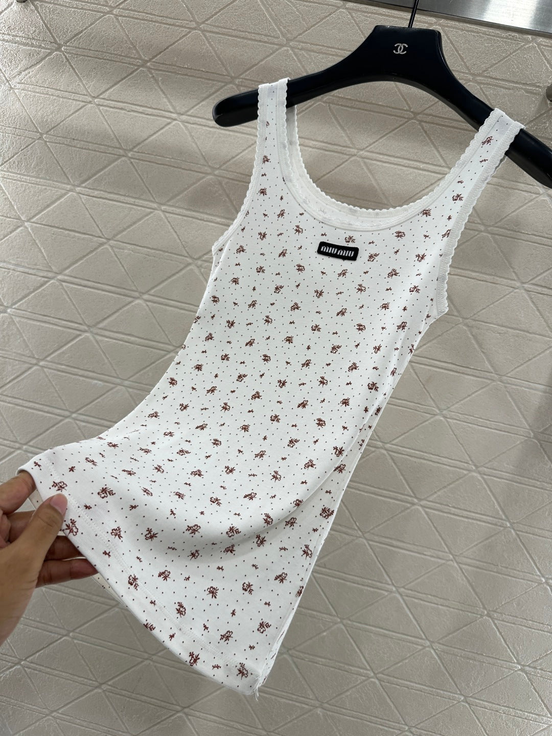 Slim fit U-neck floral vest