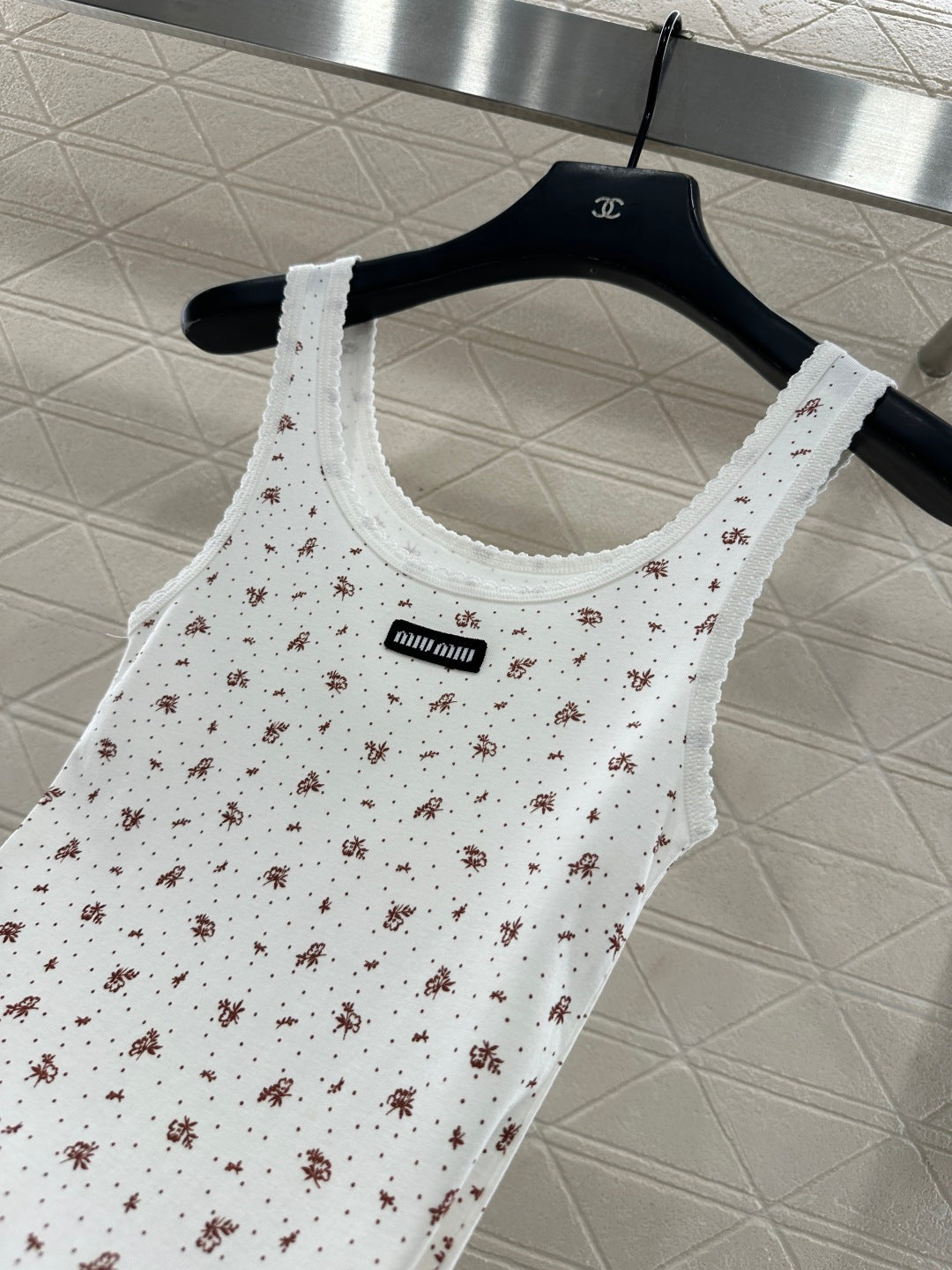 Slim fit U-neck floral vest